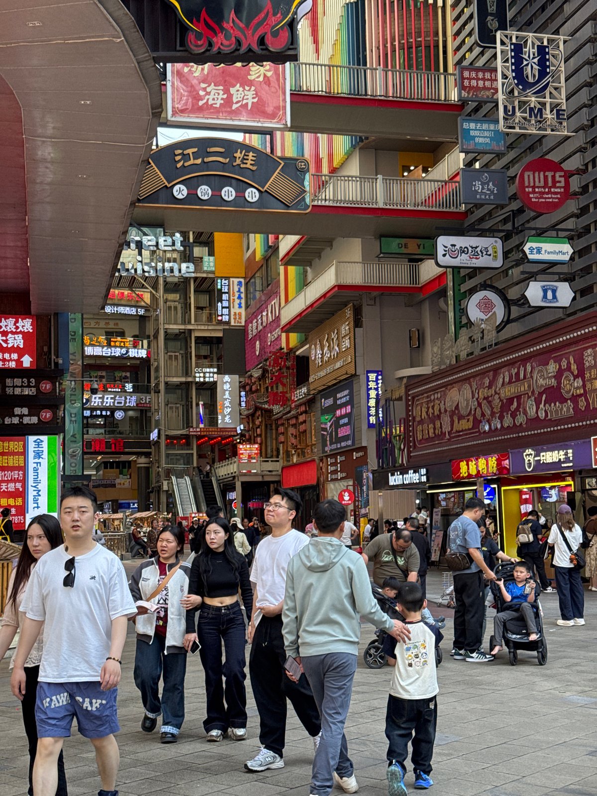 Morning commuter activity observed across Yuzhong District, China