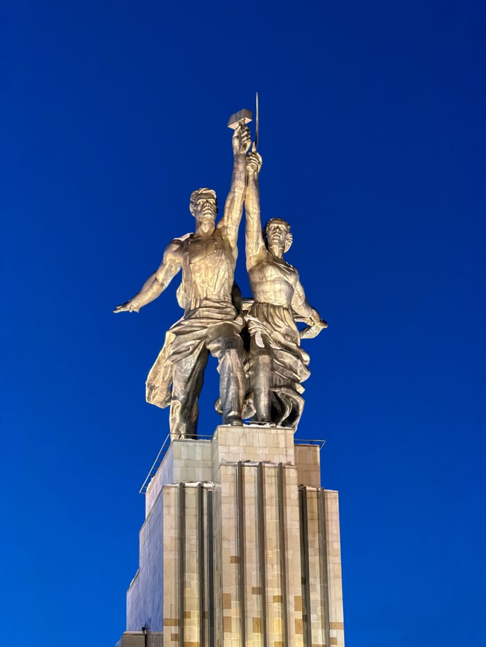 Photographer documents Moscow monuments at VDNKh during twilight