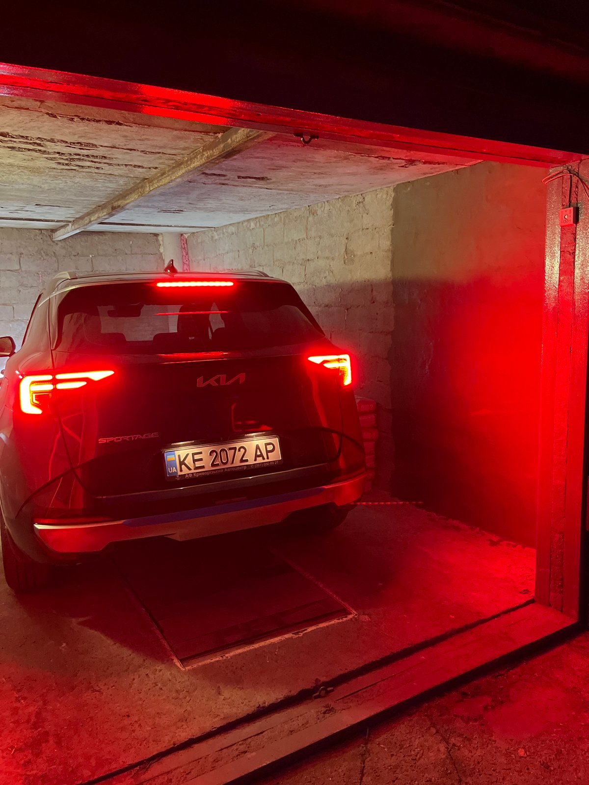 Evening vehicle activity documented in Kryvyi Rih garage, streets