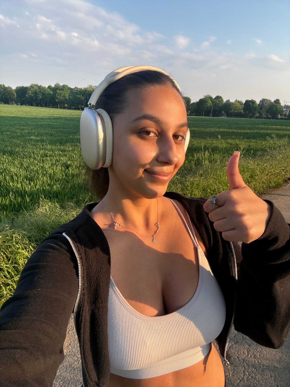 Woman watches hot air balloon in Mönchengladbach field