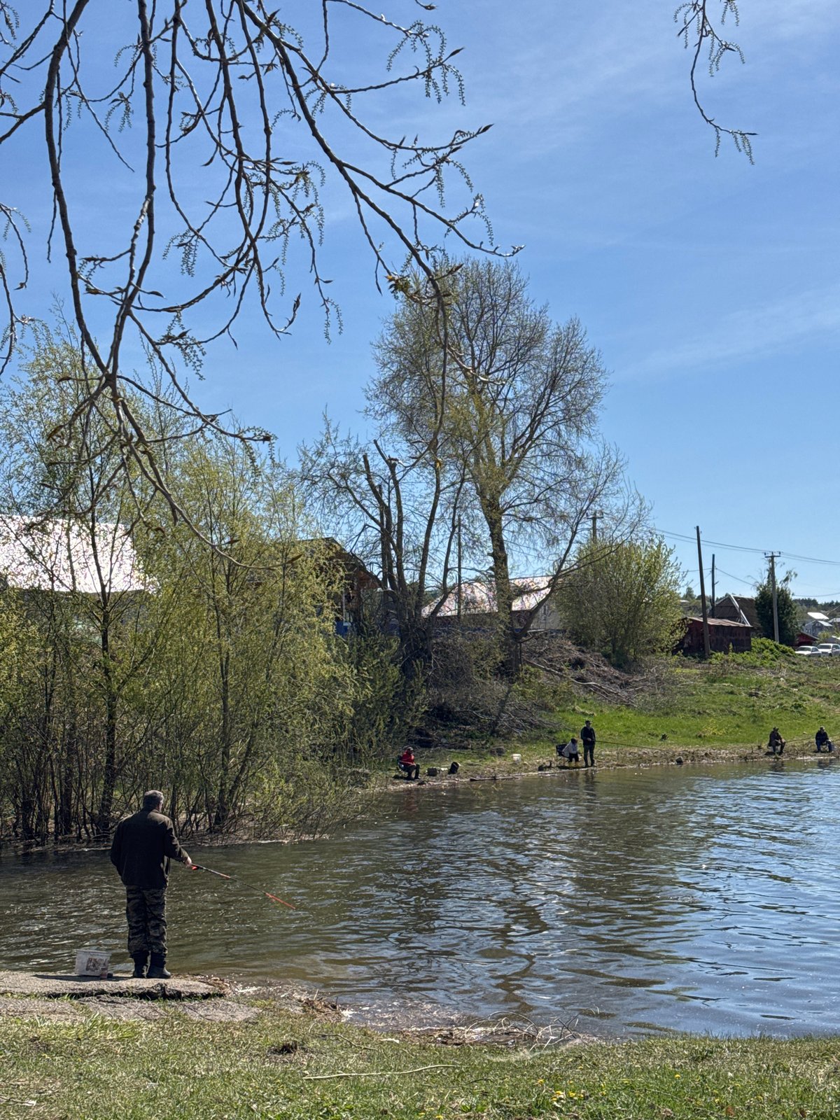 Spring morning gathering at Chaikovsky waterway draws families, fishermen
