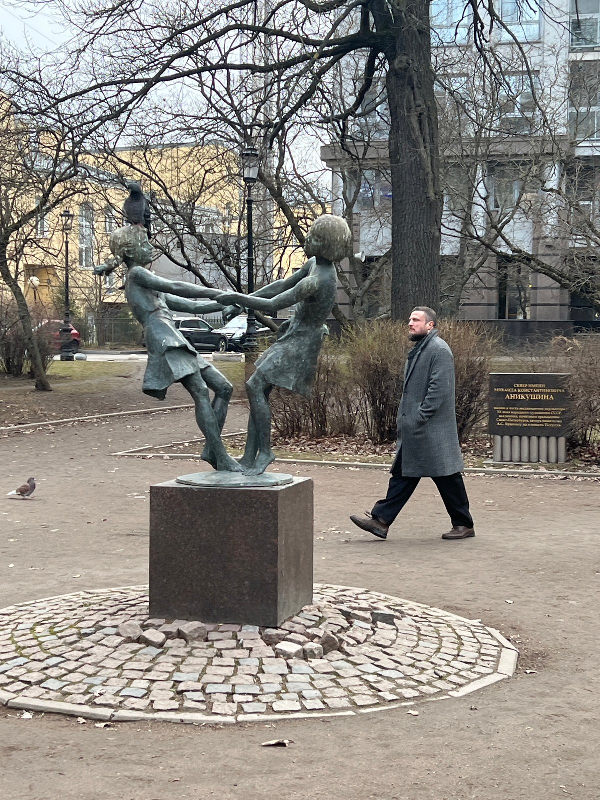 Ordinary afternoon moments documented across Saint Petersburg streets