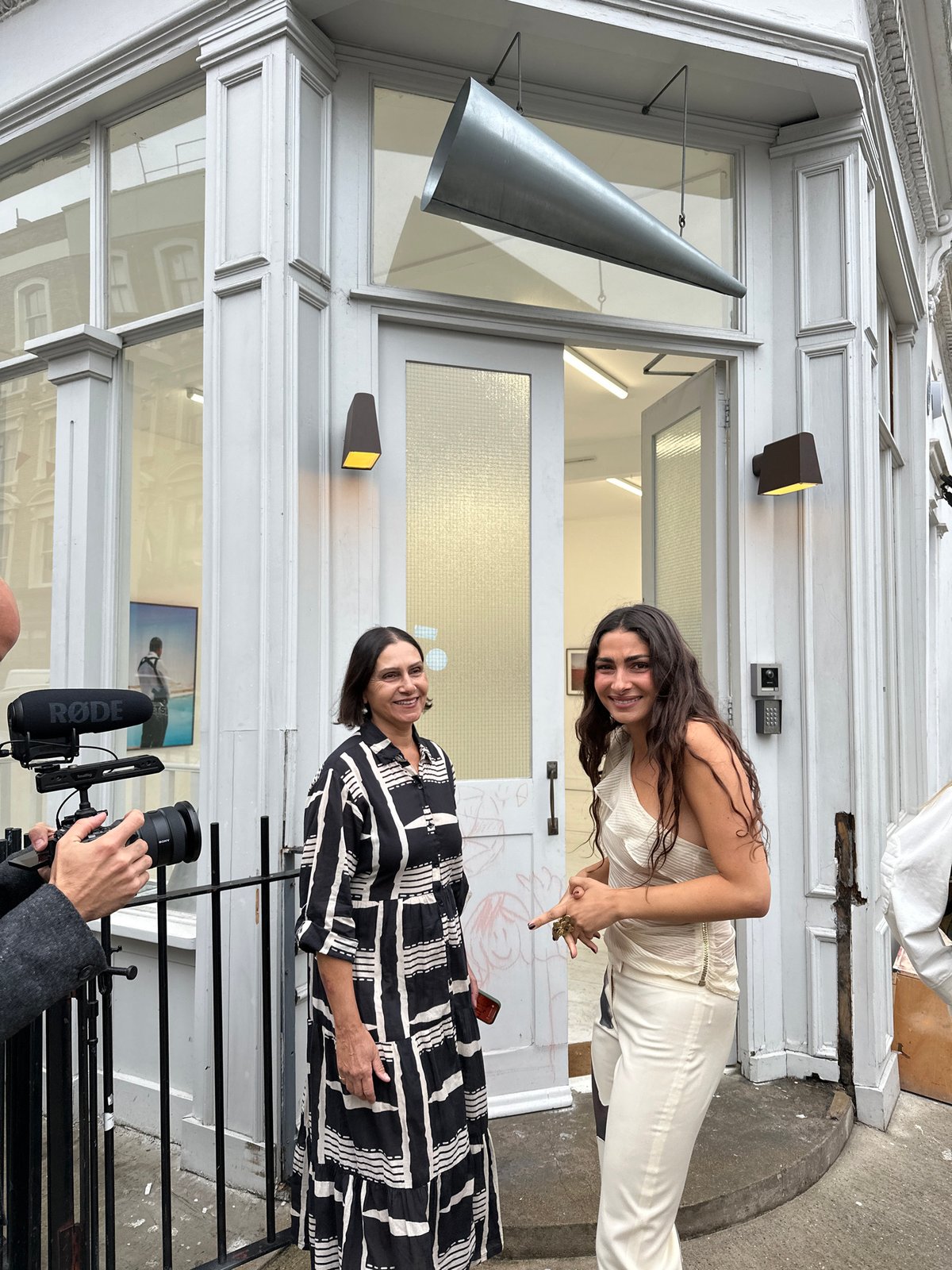 Art gallery opening draws crowds in London