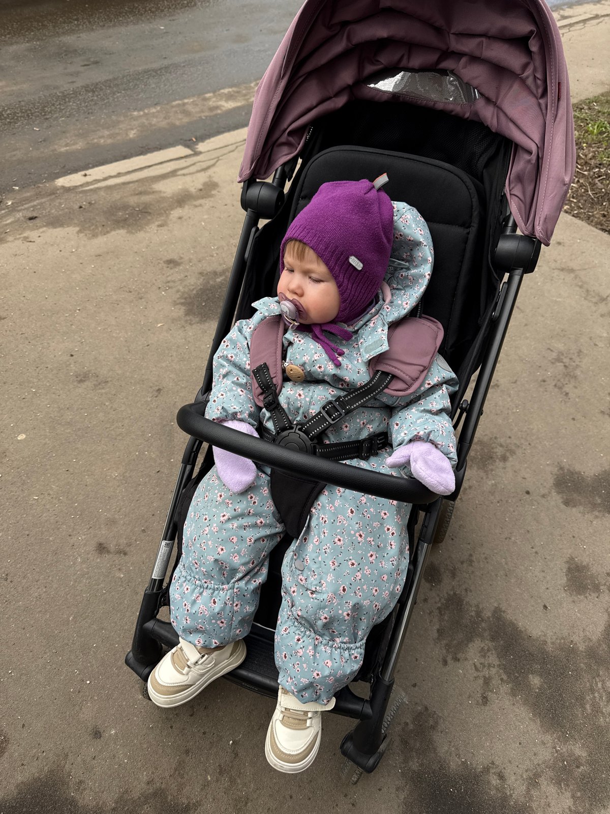 Moscow morning: babies, breakfast, sidewalks captured in routine moments