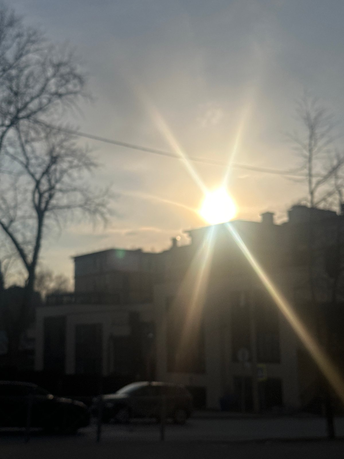 Afternoon sunlight documented on Kazan streets amid spring conditions
