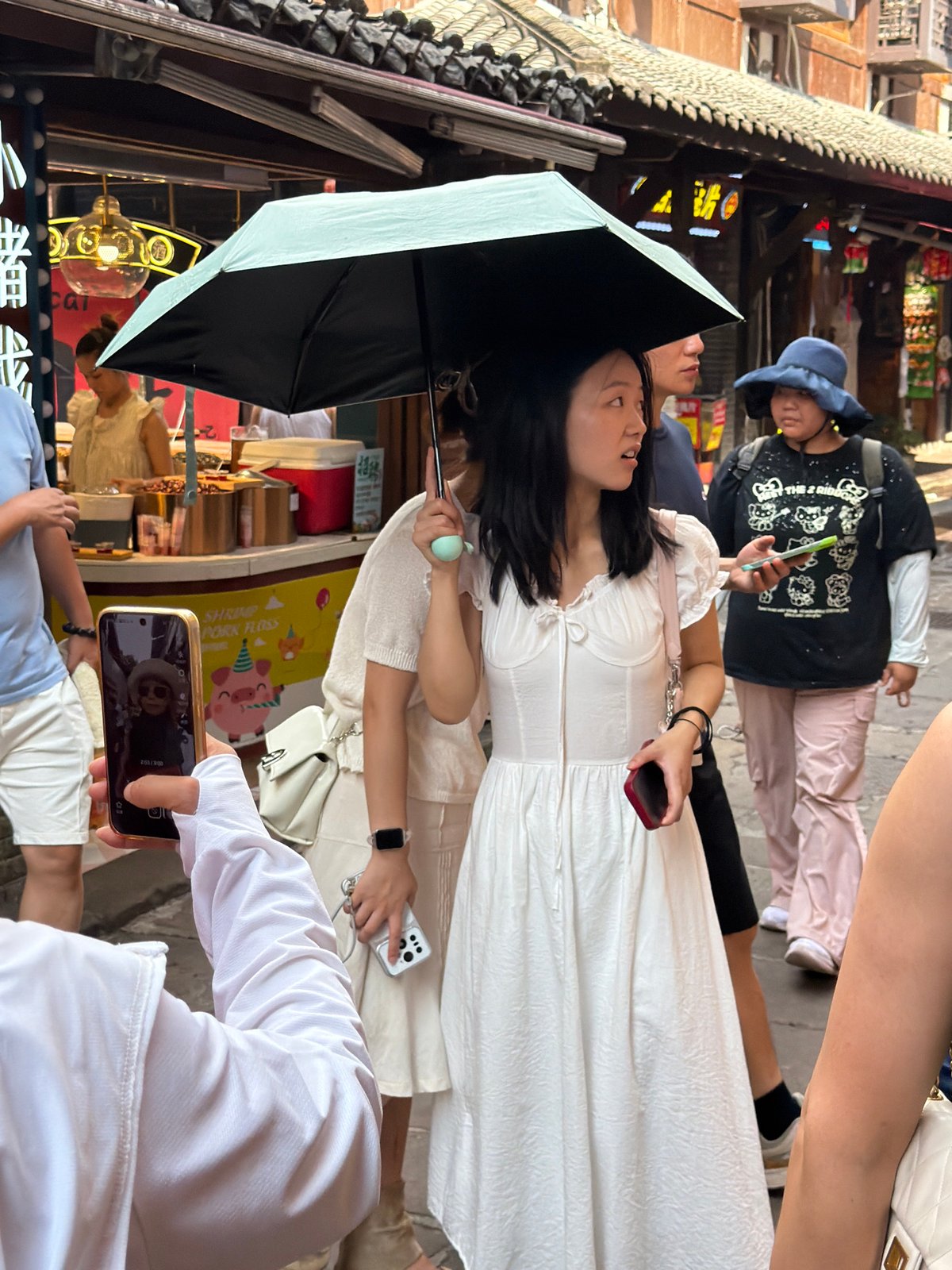 Everyday life along a Shapingba District market street