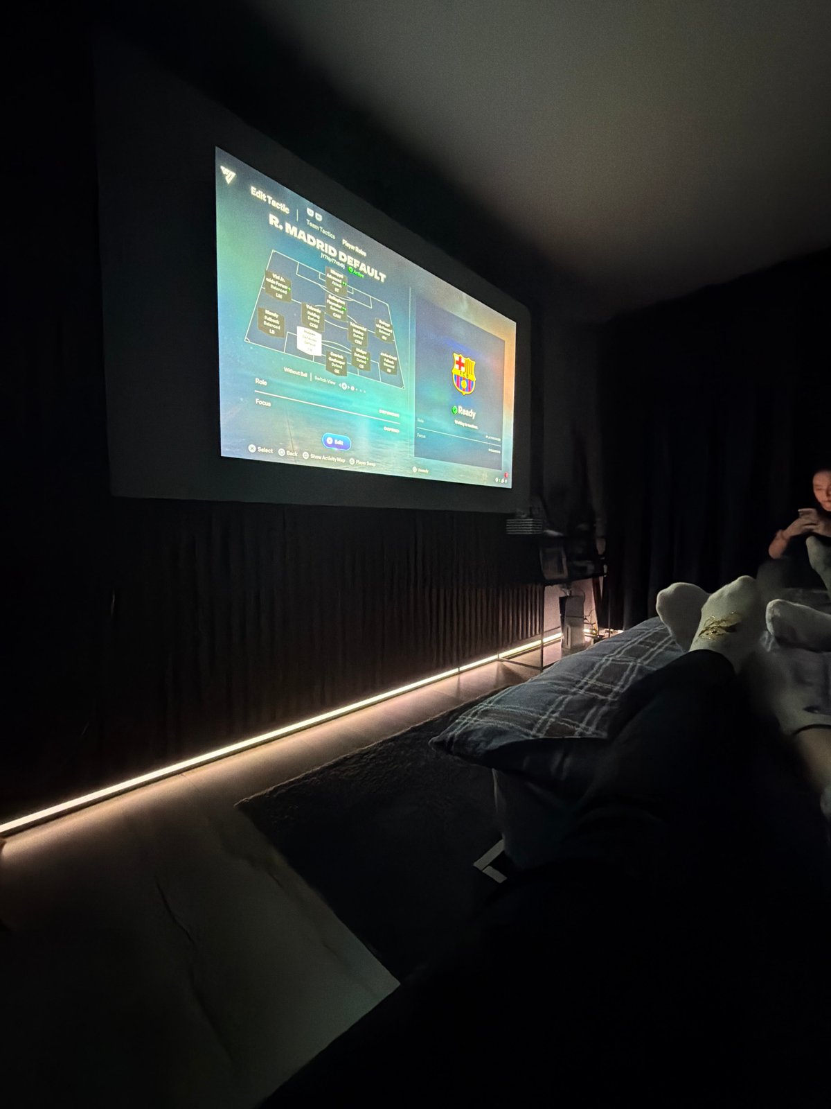 Evening gaming session with pizza in Pernik residence