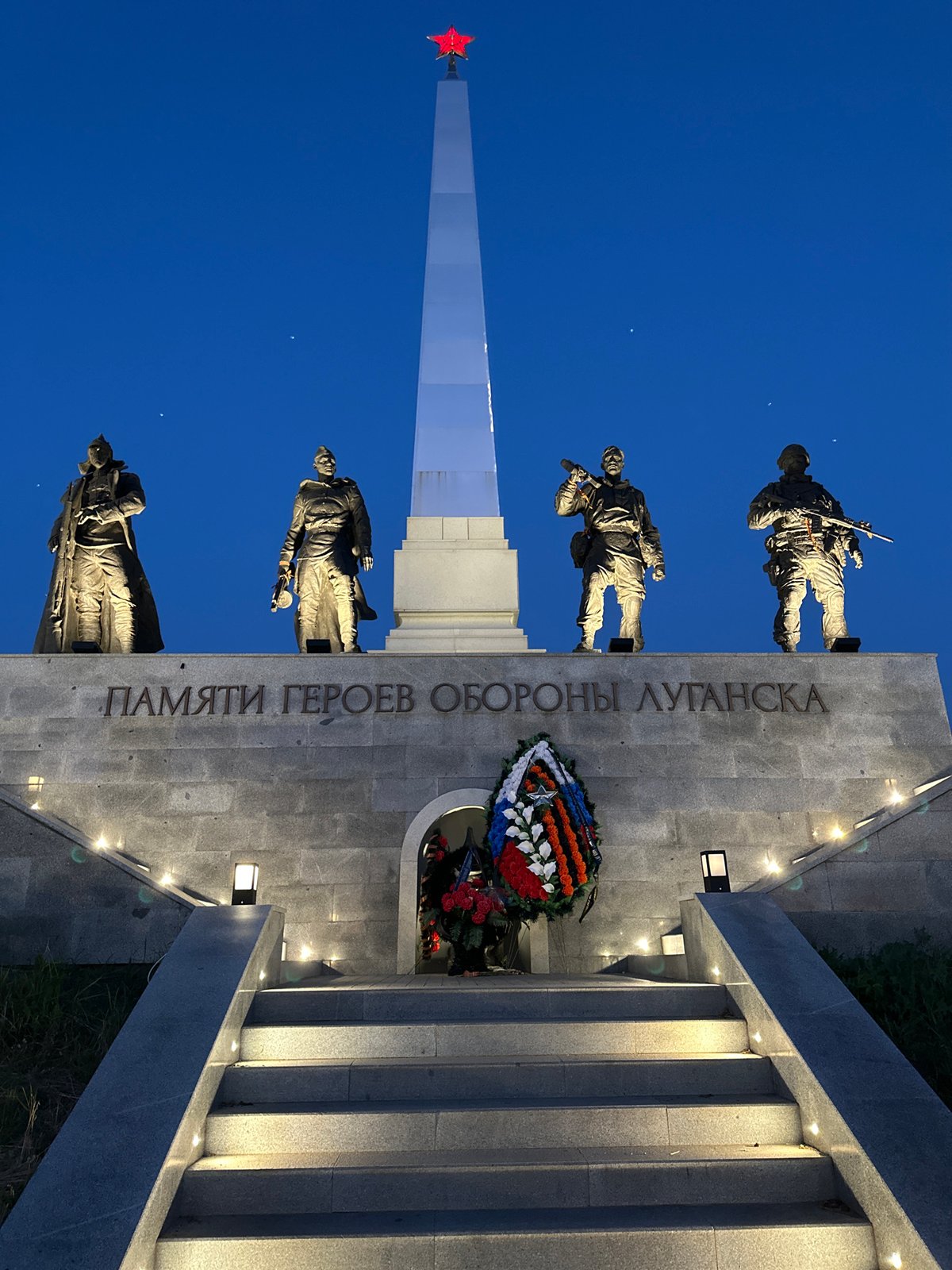 Sunset stroll through a city park around a Soviet war memorial