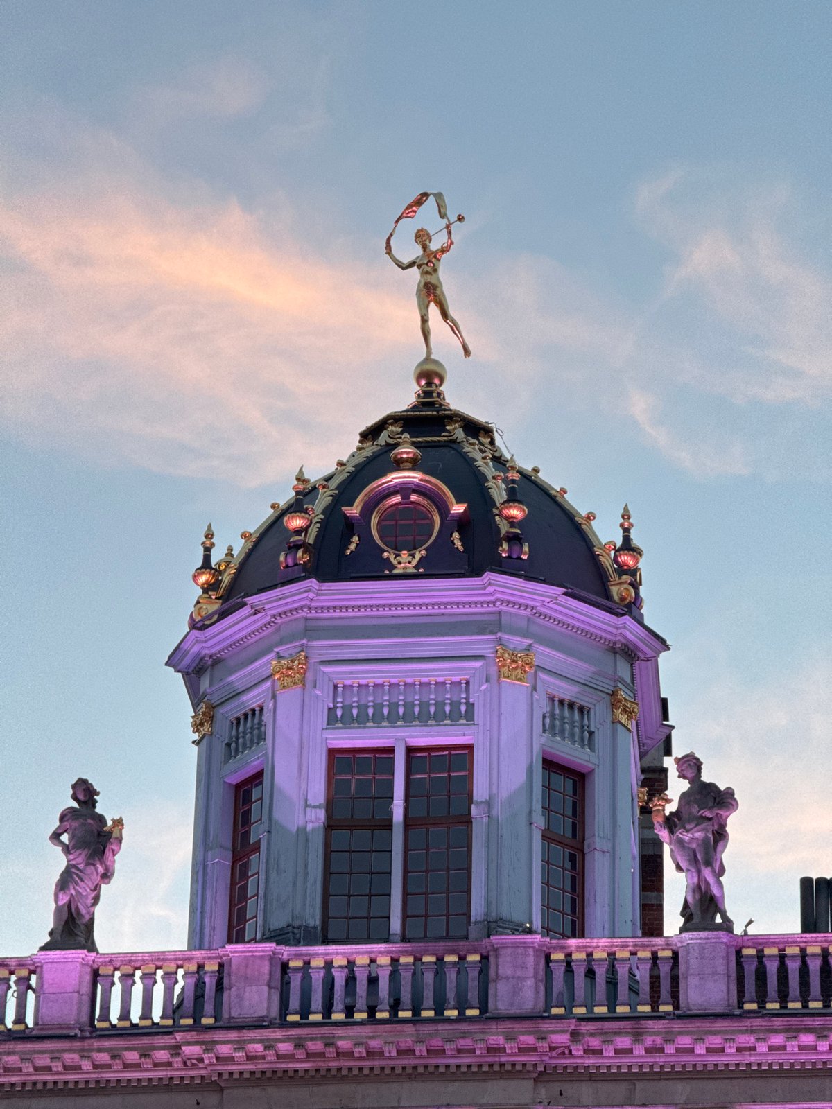 Brussels at dusk: grand architecture and street performance