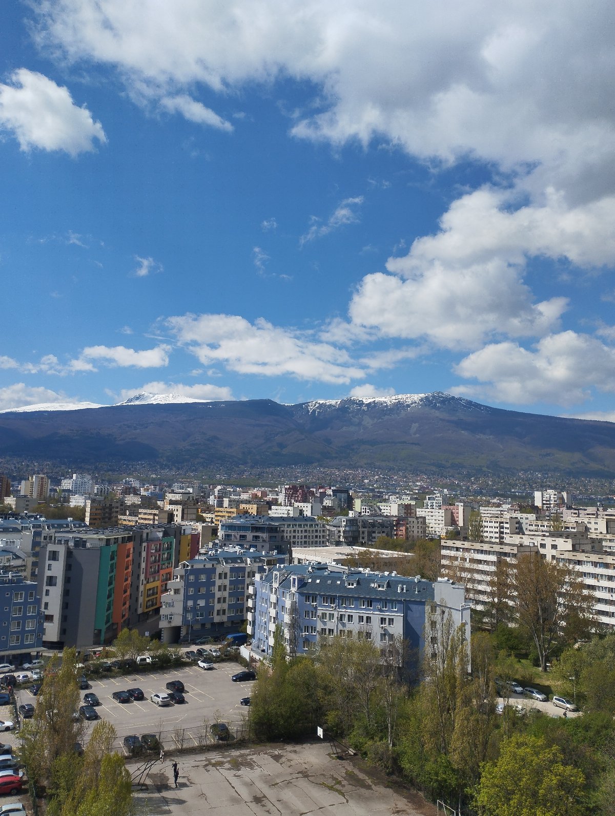 City mountain views documented by witnesses during clear morning