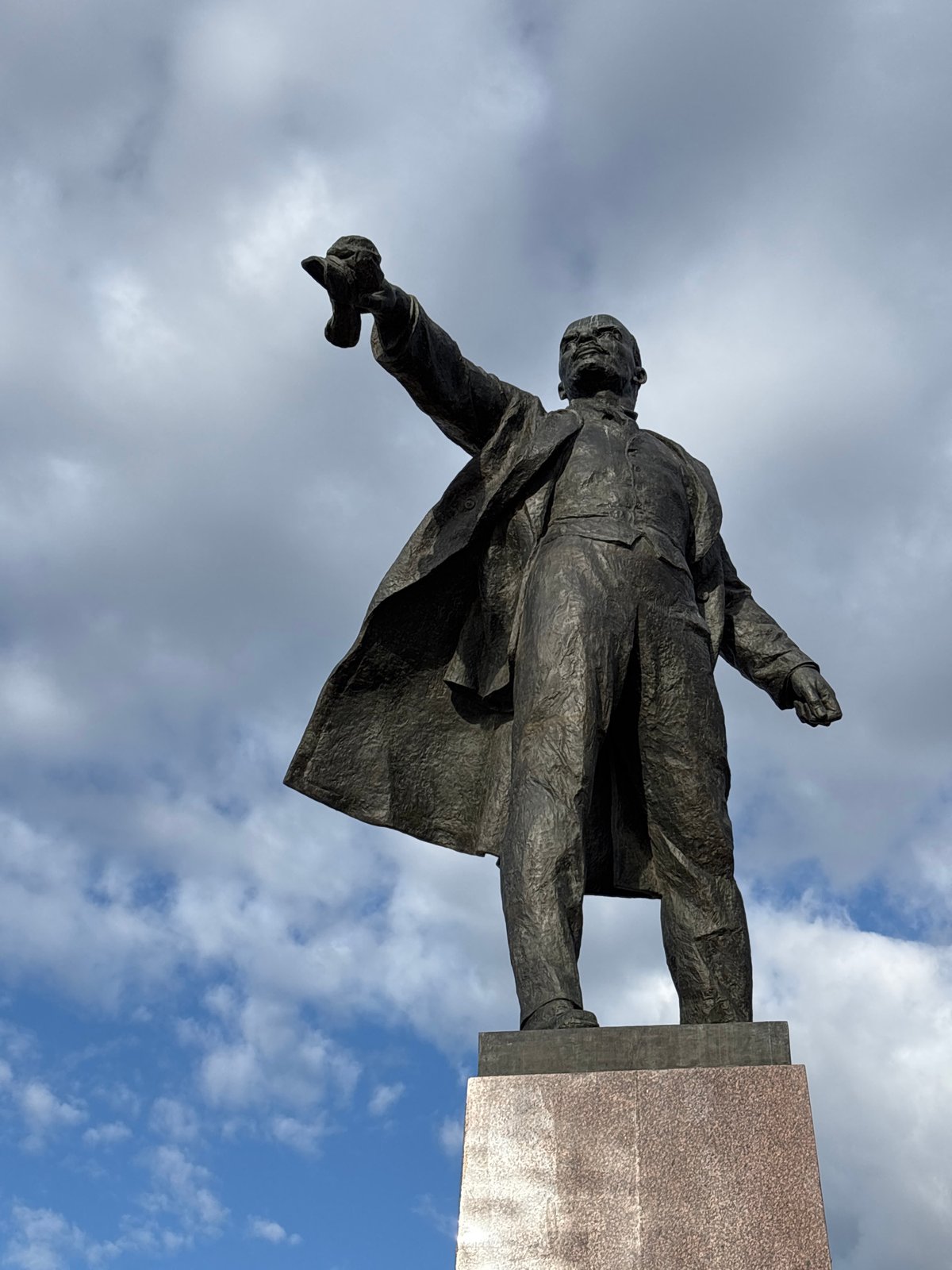 Tourist captures Lenin statue, fountains, street scenes in Saint Petersburg