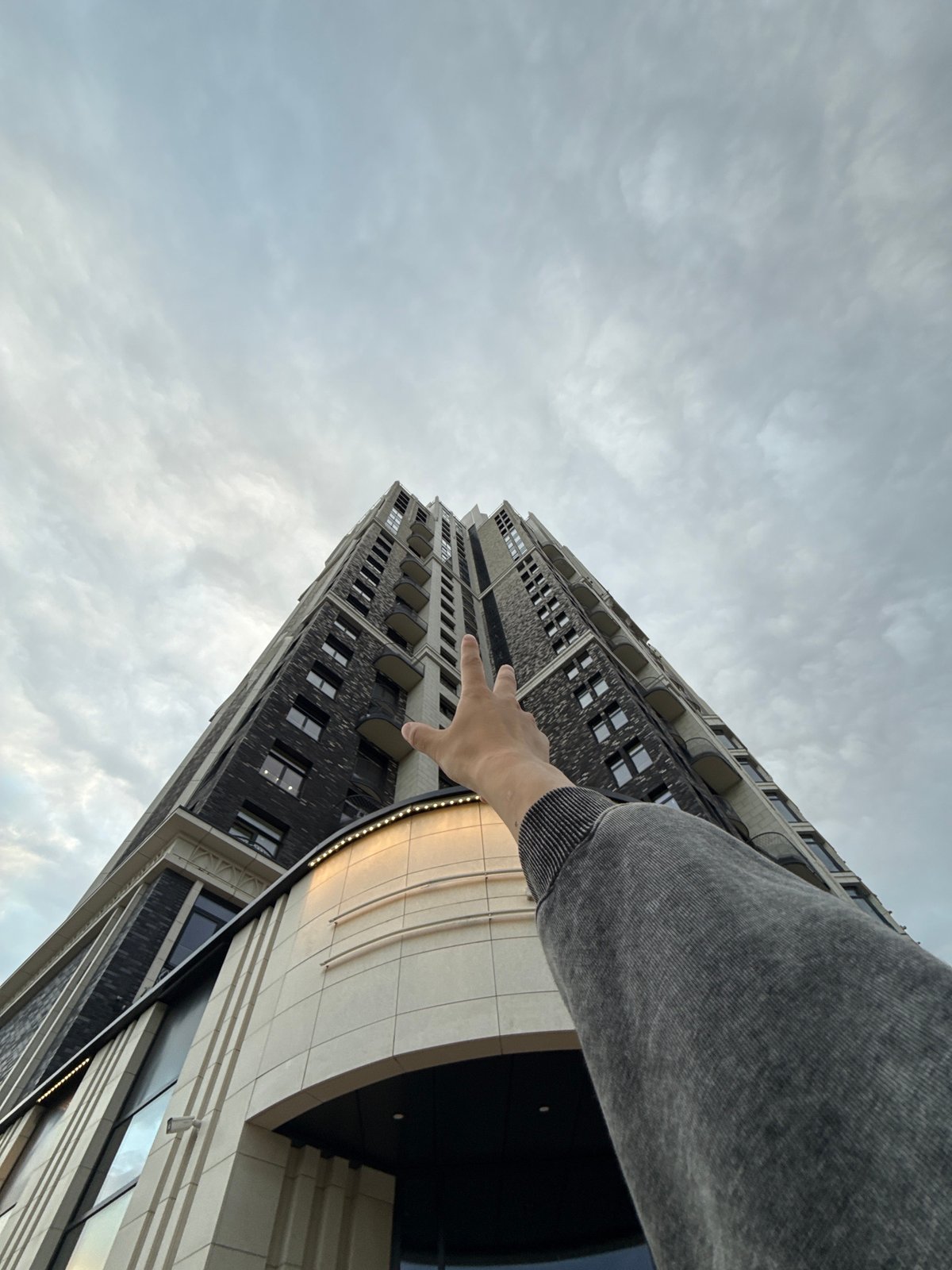 Parrot encounter and street-level moments near a Khimki high-rise