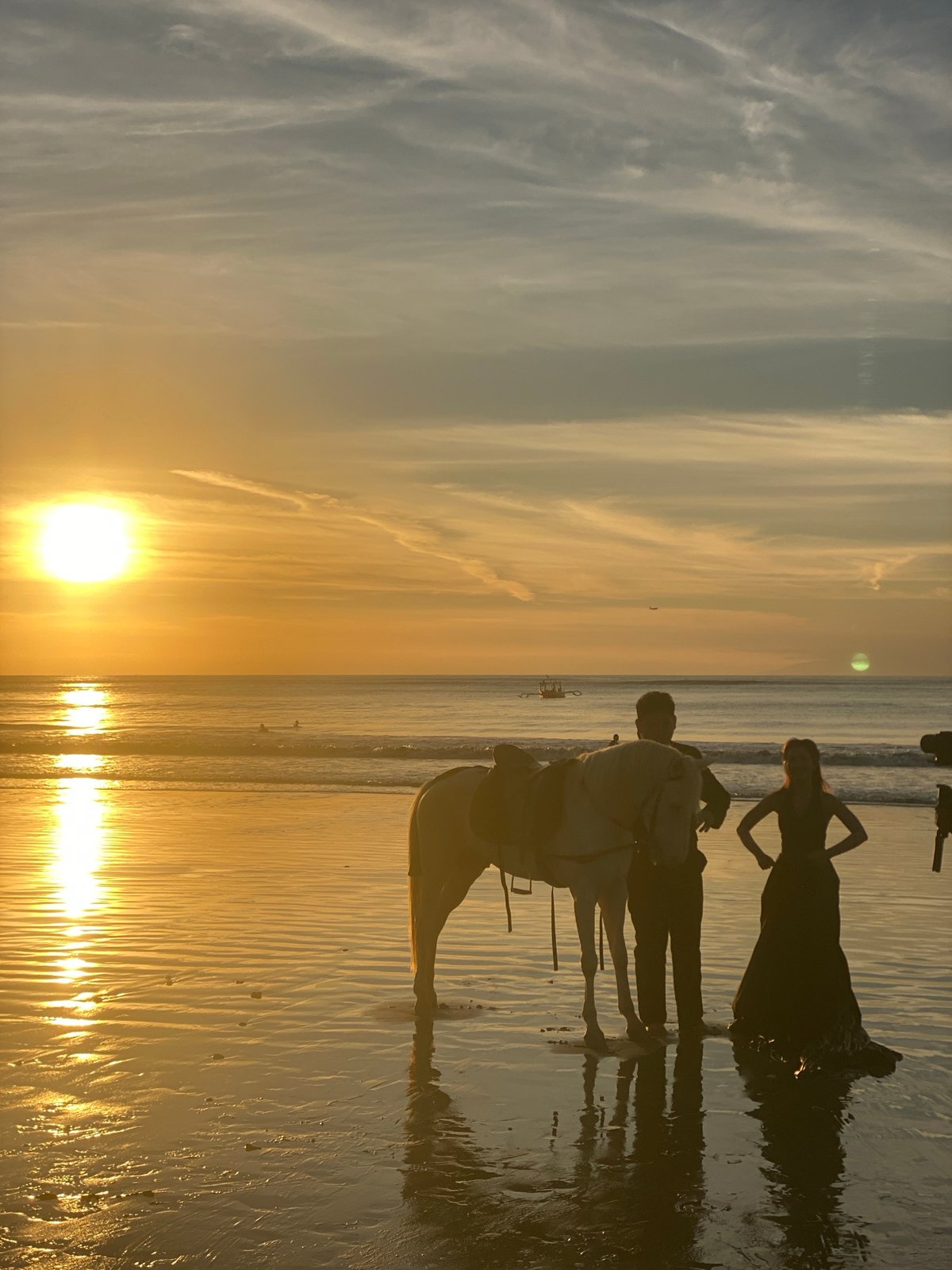 Sunset beach gathering draws crowds in Kuta Selatan