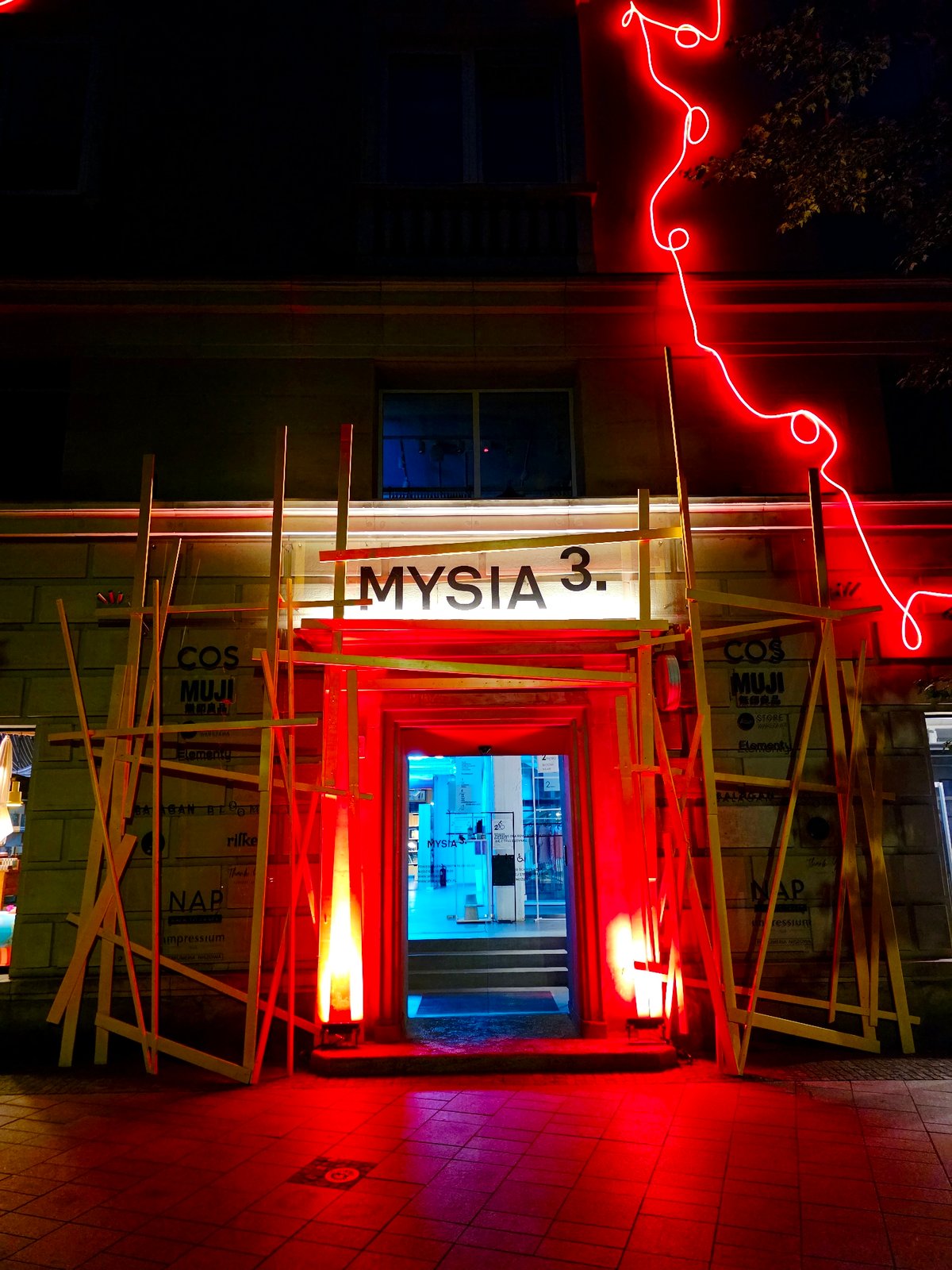 Night stroll through central Warsaw: monuments, neon, and a yellow Porsche