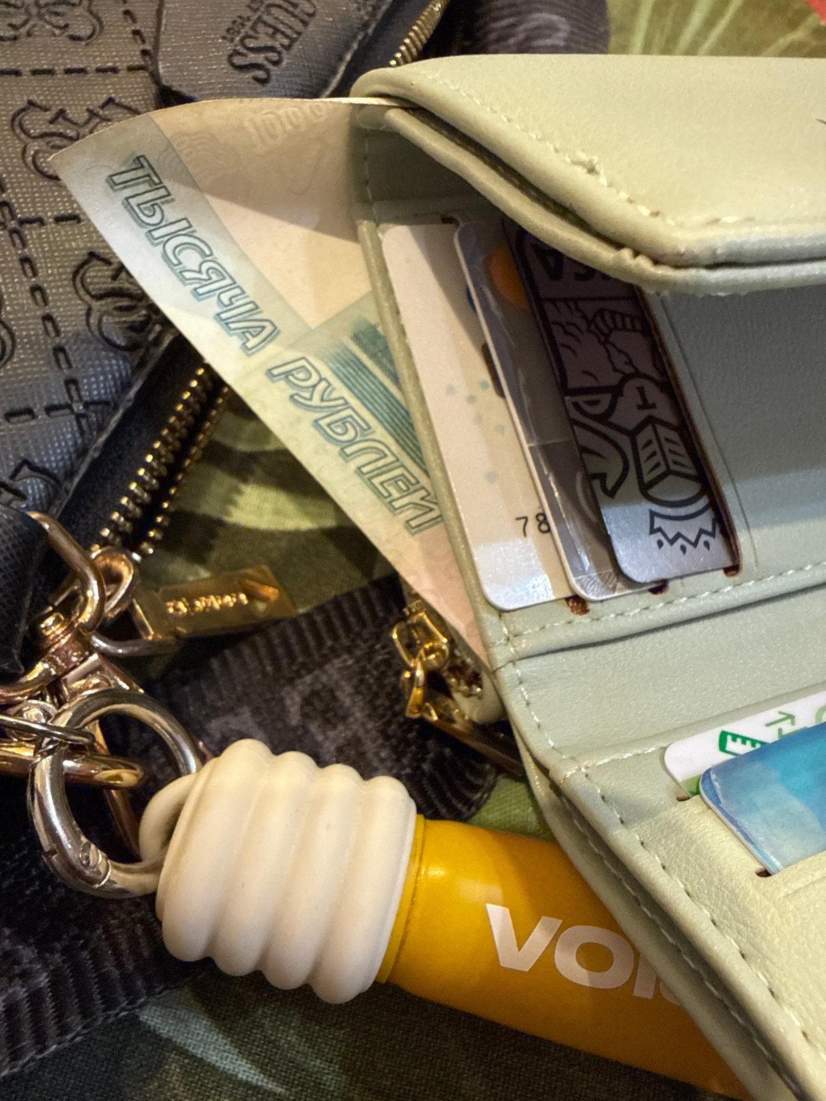 Personal moments documented in Dmitrov: wallet, beauty treatment