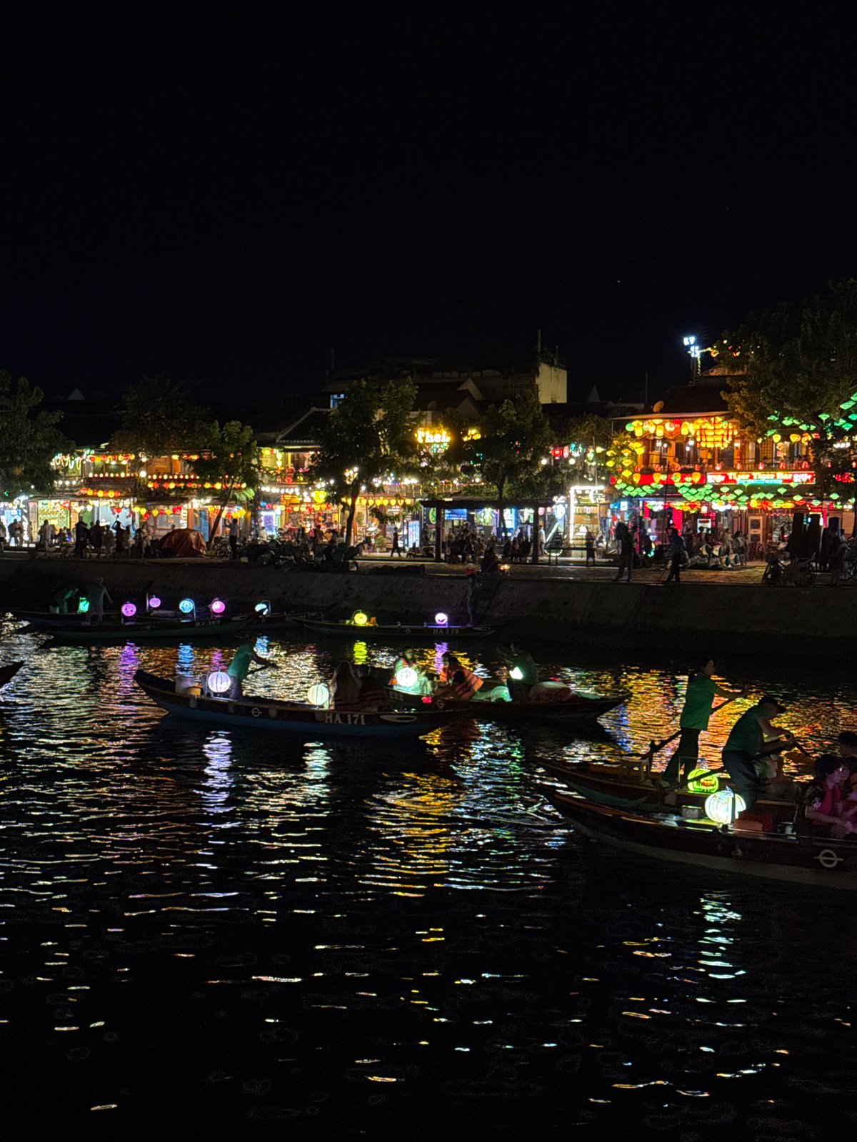 Evening riverside moments captured in historic Hội An, Vietnam