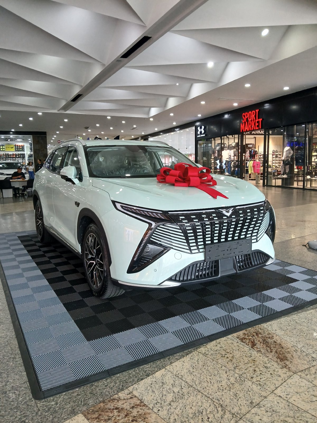 Evening street life and vehicle display documented in Ciudad Guayana