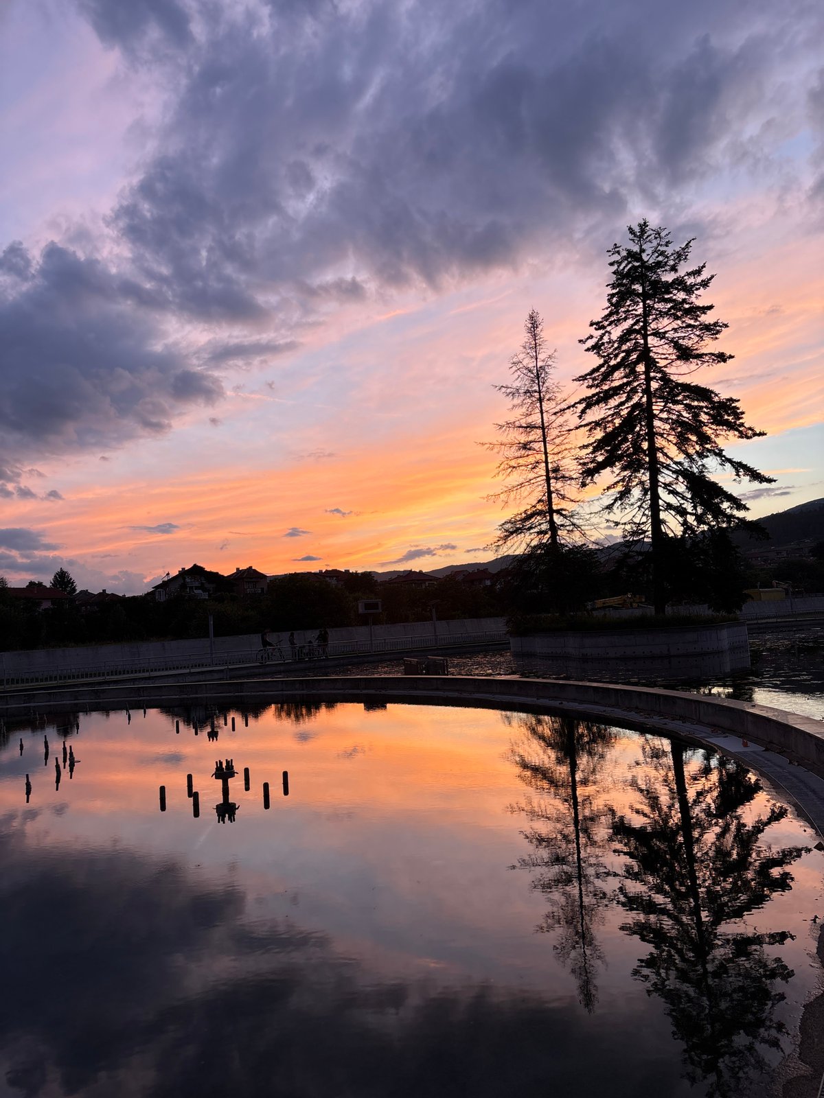 Dramatic sunset draws crowds to Panagyurishte parks and waterfront