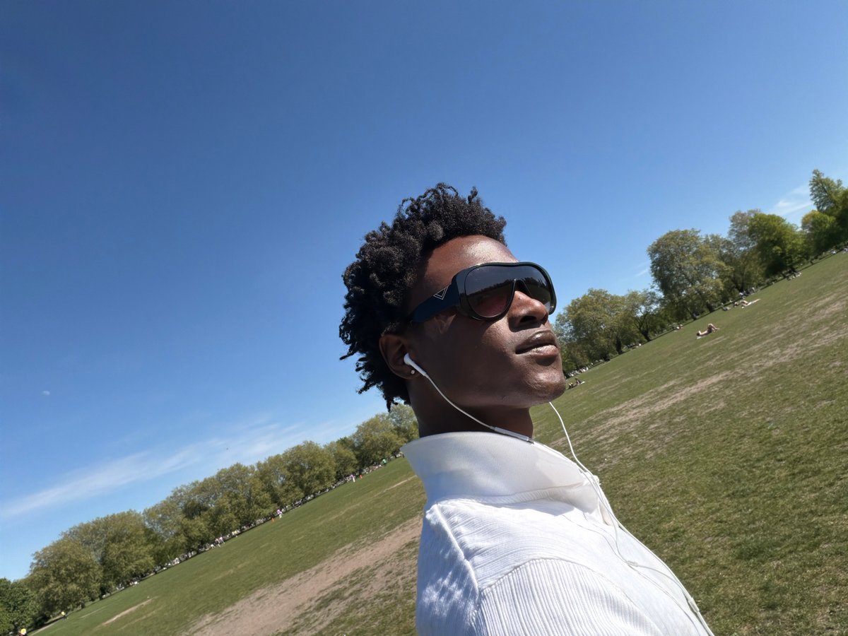 Two people spotted enjoying afternoon in Hyde Park, London