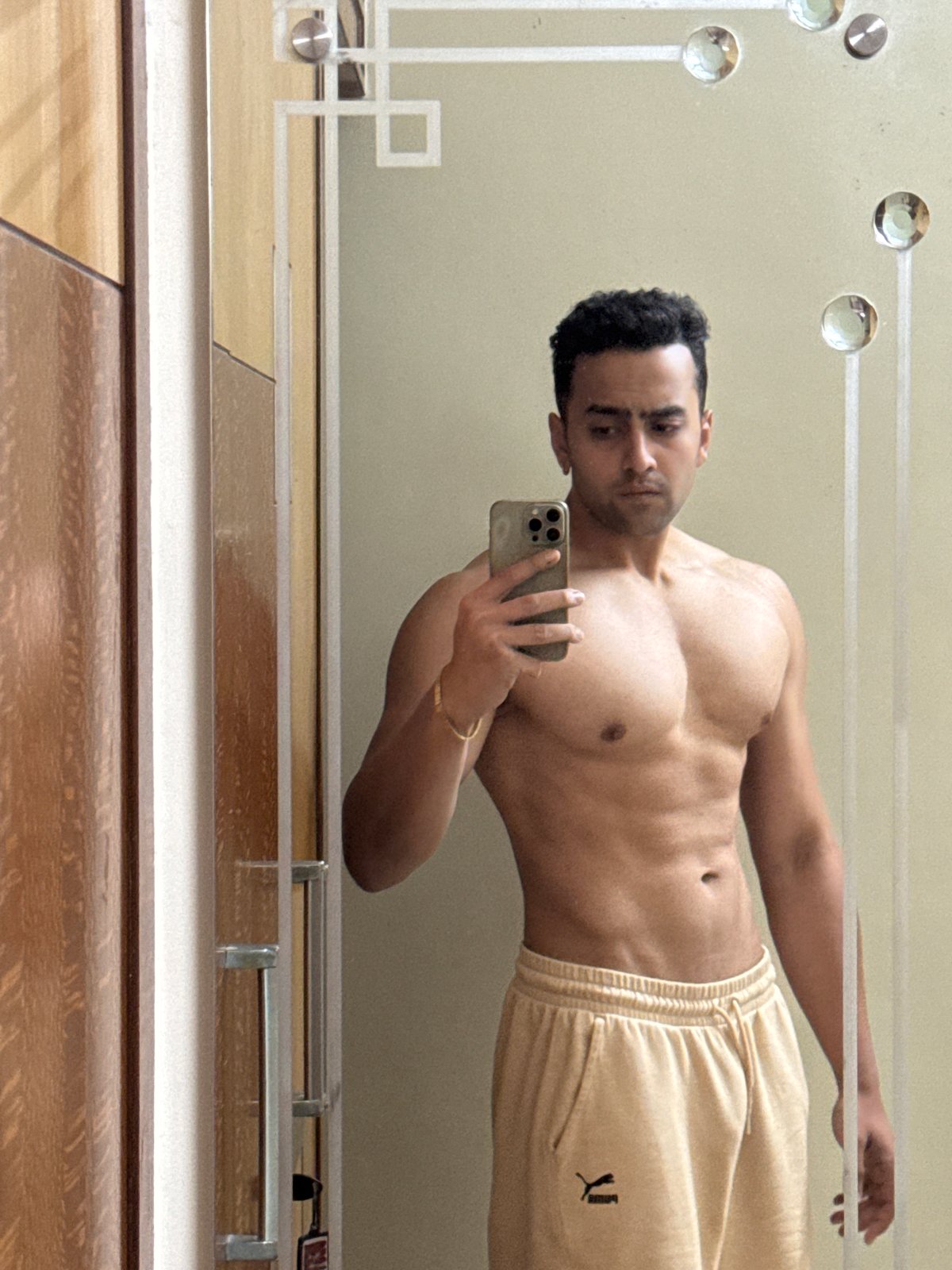 Person Takes Multiple Mirror Selfies in Kolkata Residence