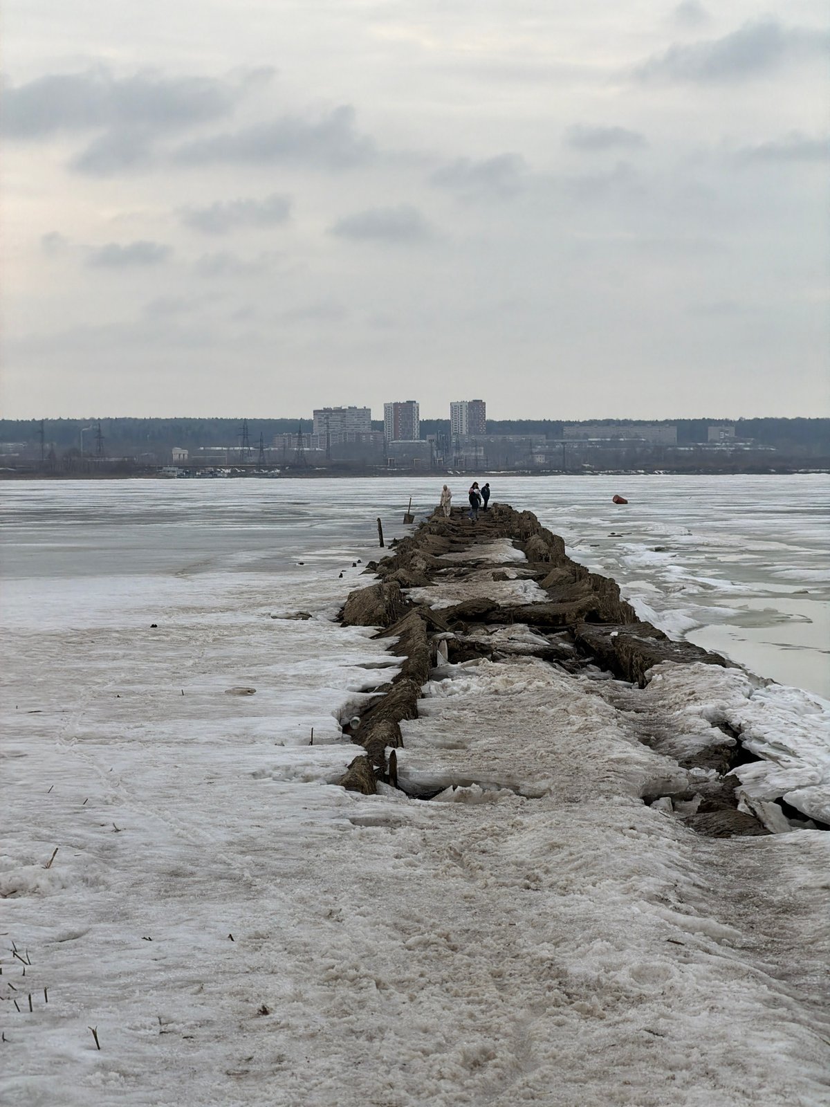 Winter remnants observed along Izhevsk shoreline in early April