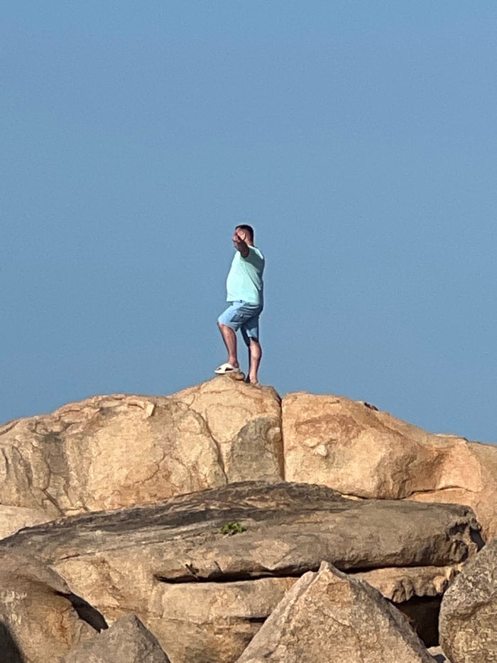 Tourists explore Nha Trang's Hon Chong rocks, temples