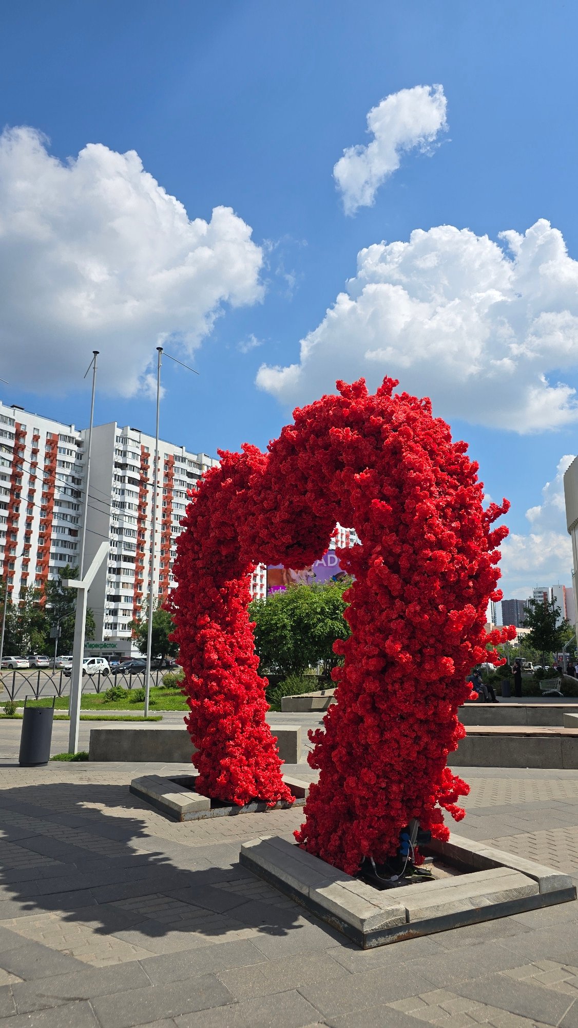 Khoroshyovskaya metro station, red heart sculpture, and landscape art panels