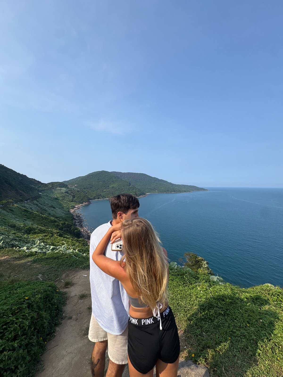 Couple enjoys scenic cliff overlook in Đà Nẵng, Vietnam