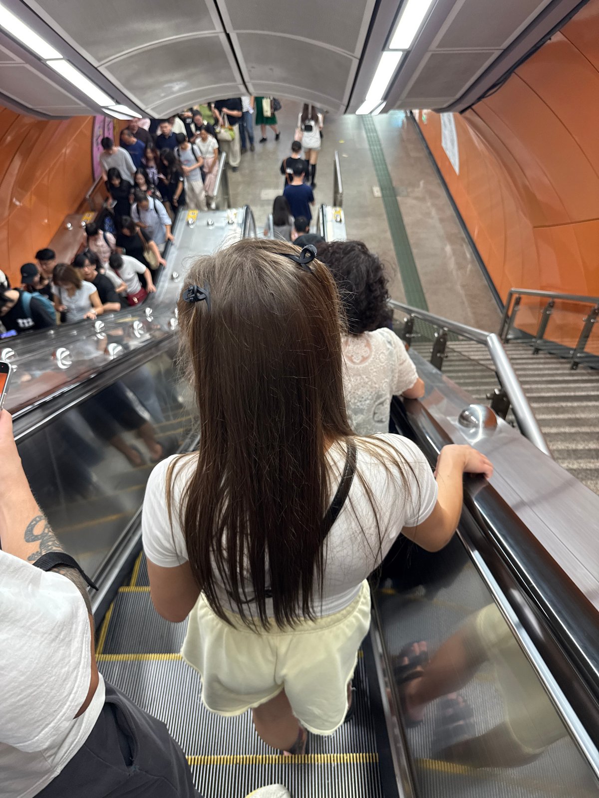 Sunday morning street life along Haizhu District's commercial sidewalks