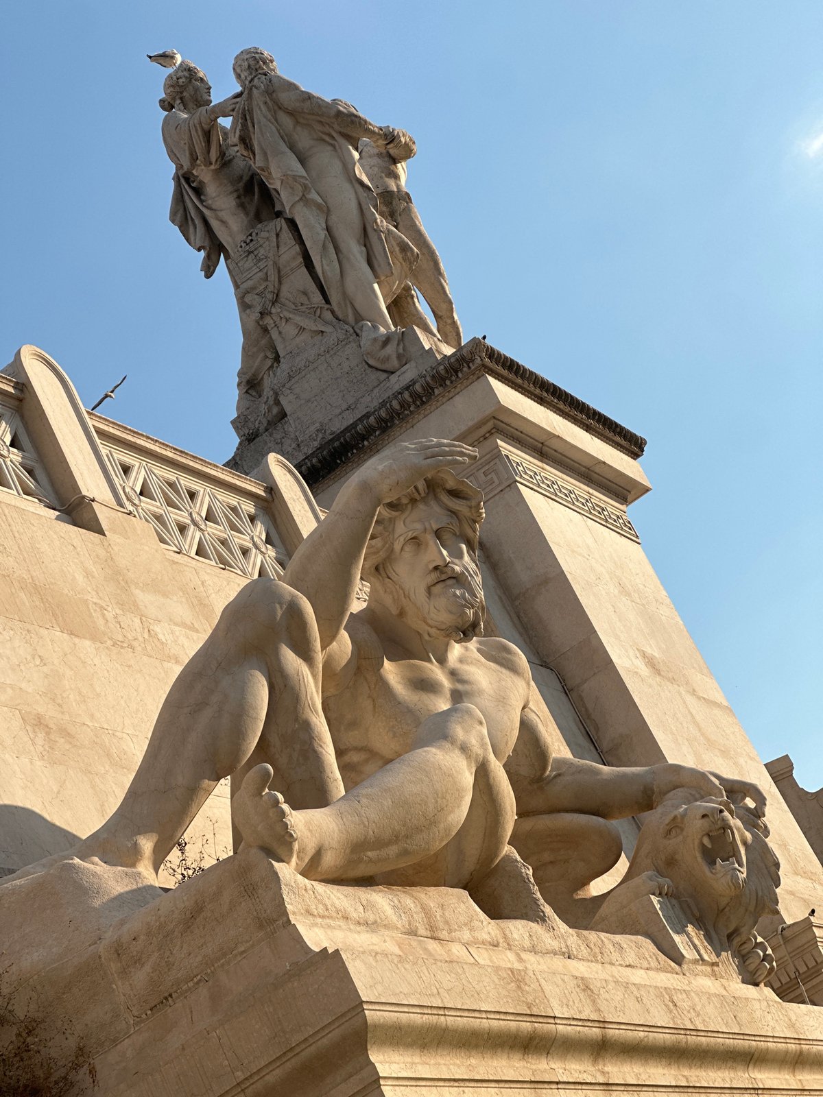 Around the Vittoriano: monuments, street vendors, and Roman street life
