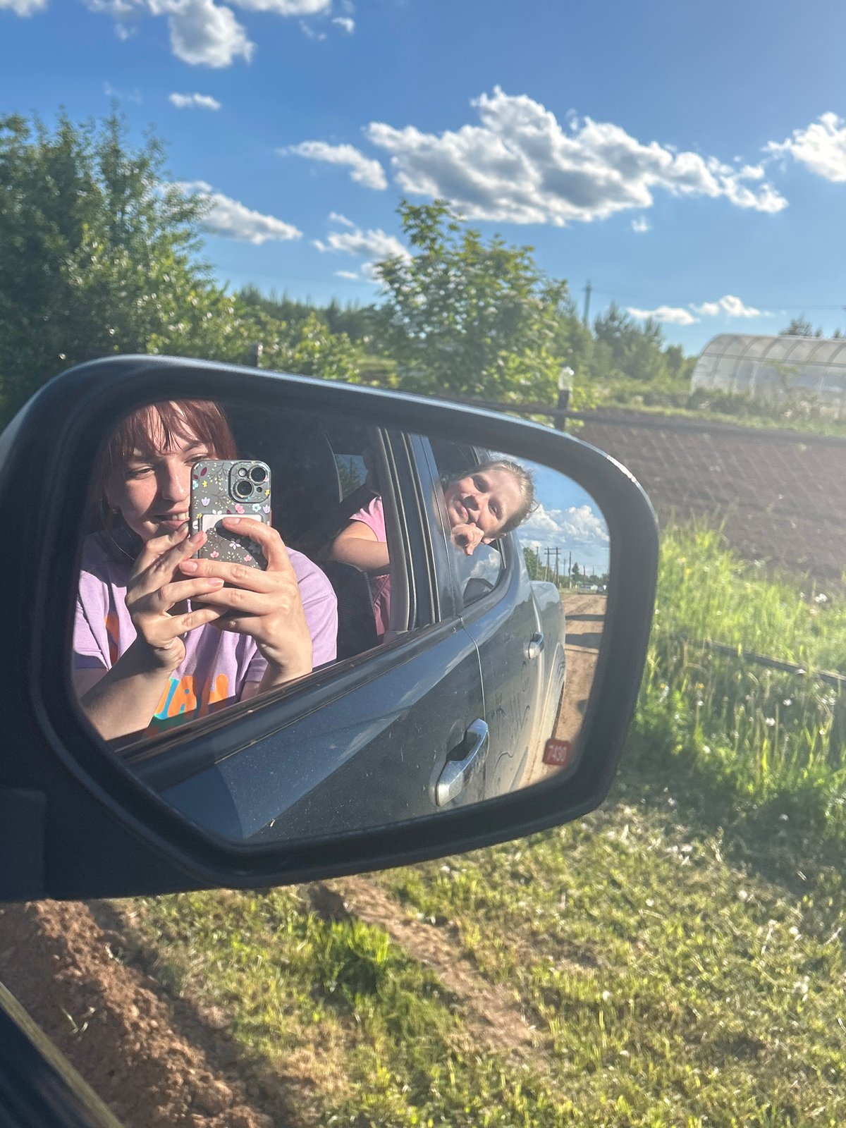 Everyday moments captured in Фоки: car travel, child with kitten