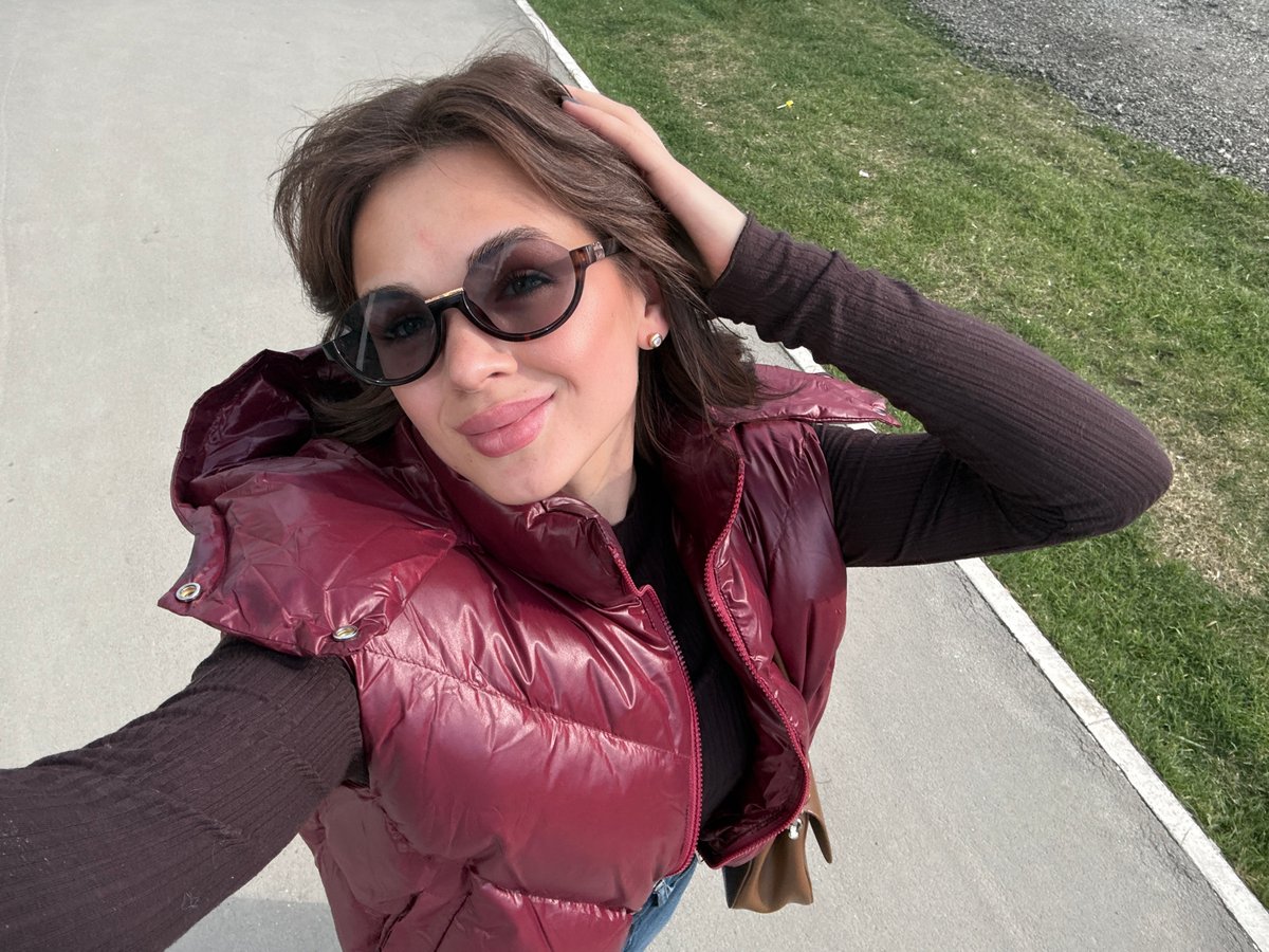 Woman in maroon vest spotted on Perm sidewalk