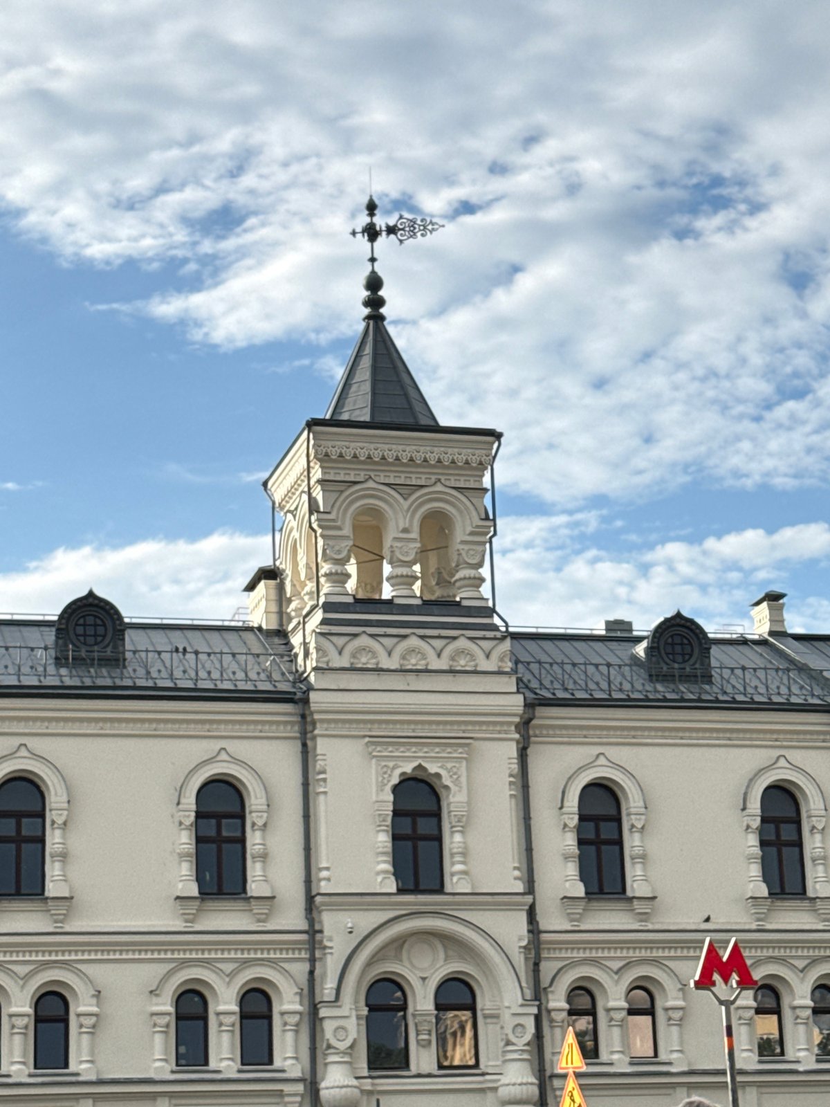 Afternoon stroll through Moscow's historic Novo-Basmannaya district
