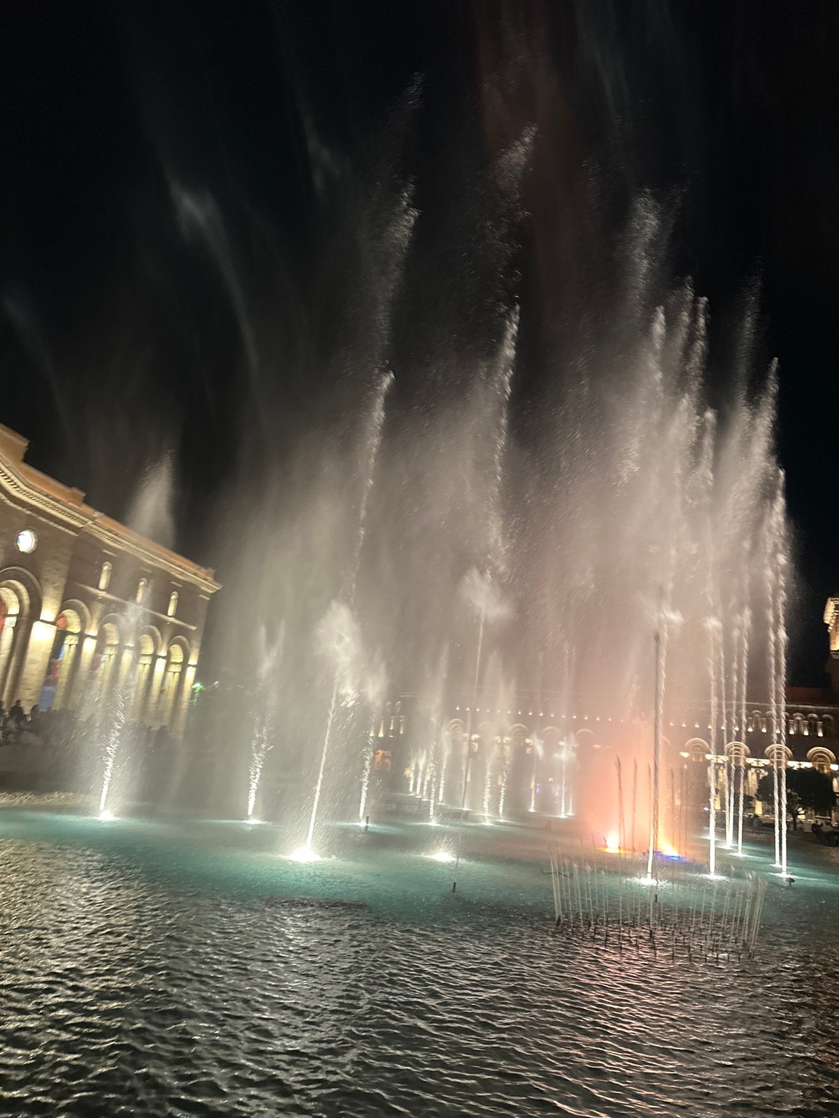 Nighttime fountain show draws crowds to city square