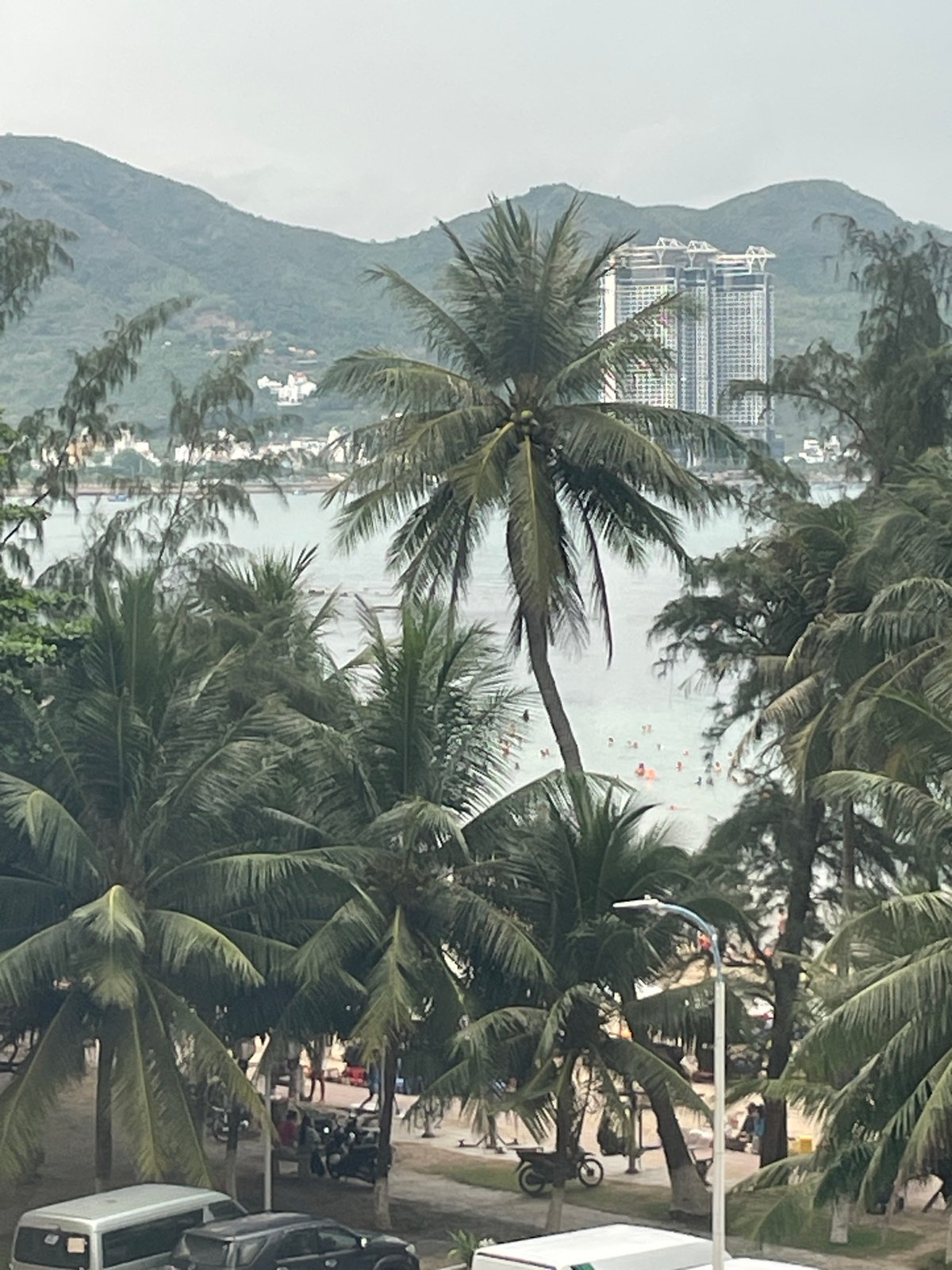 Morning life documented in Nha Trang's busy commercial district