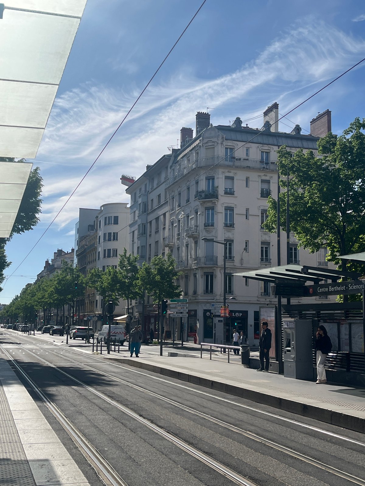 Lyon street scenes captured in 33-second span