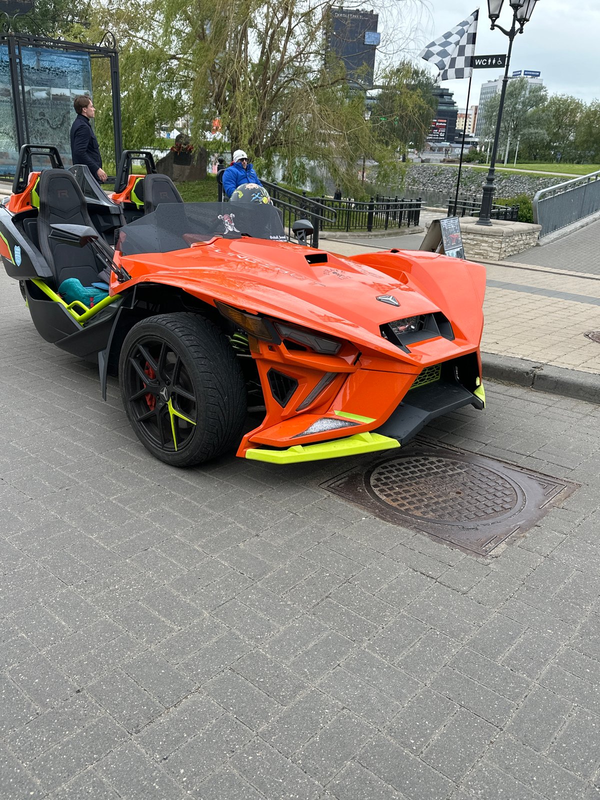 Polaris Slingshot vehicles spotted in downtown Minsk near landmarks
