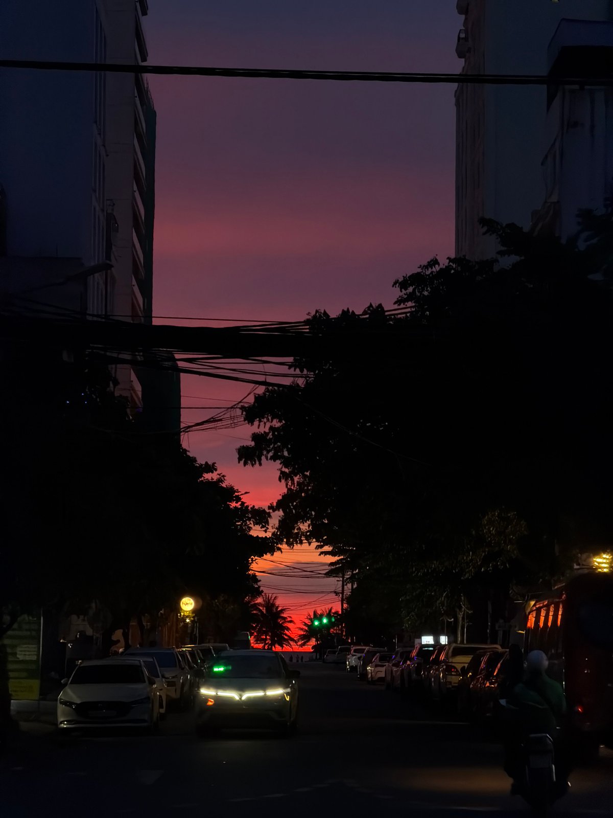 Fiery sunset sky over Đà Nẵng streets at dusk