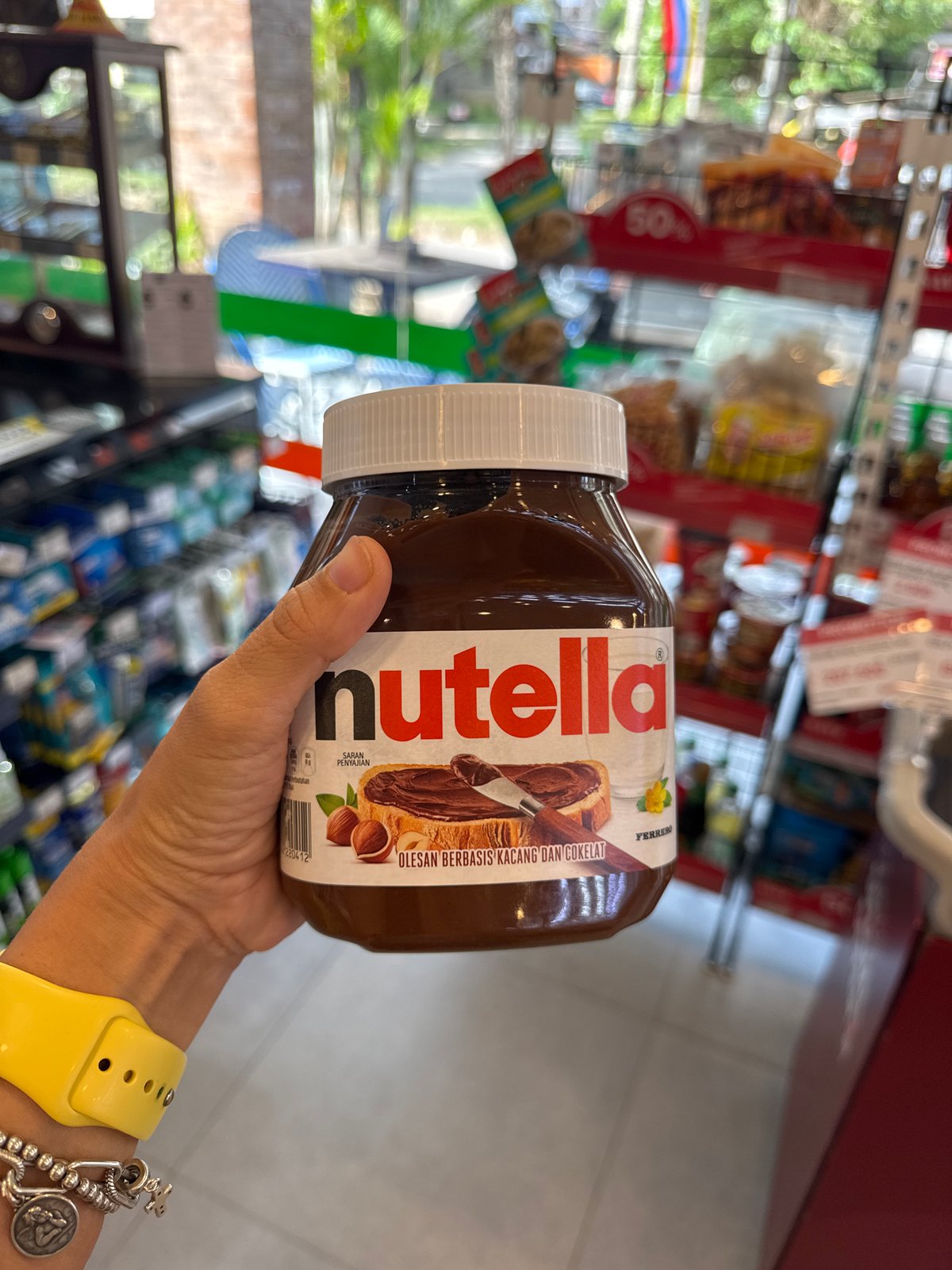 Late-night grocery shopping documented in Kuta Selatan, Indonesia