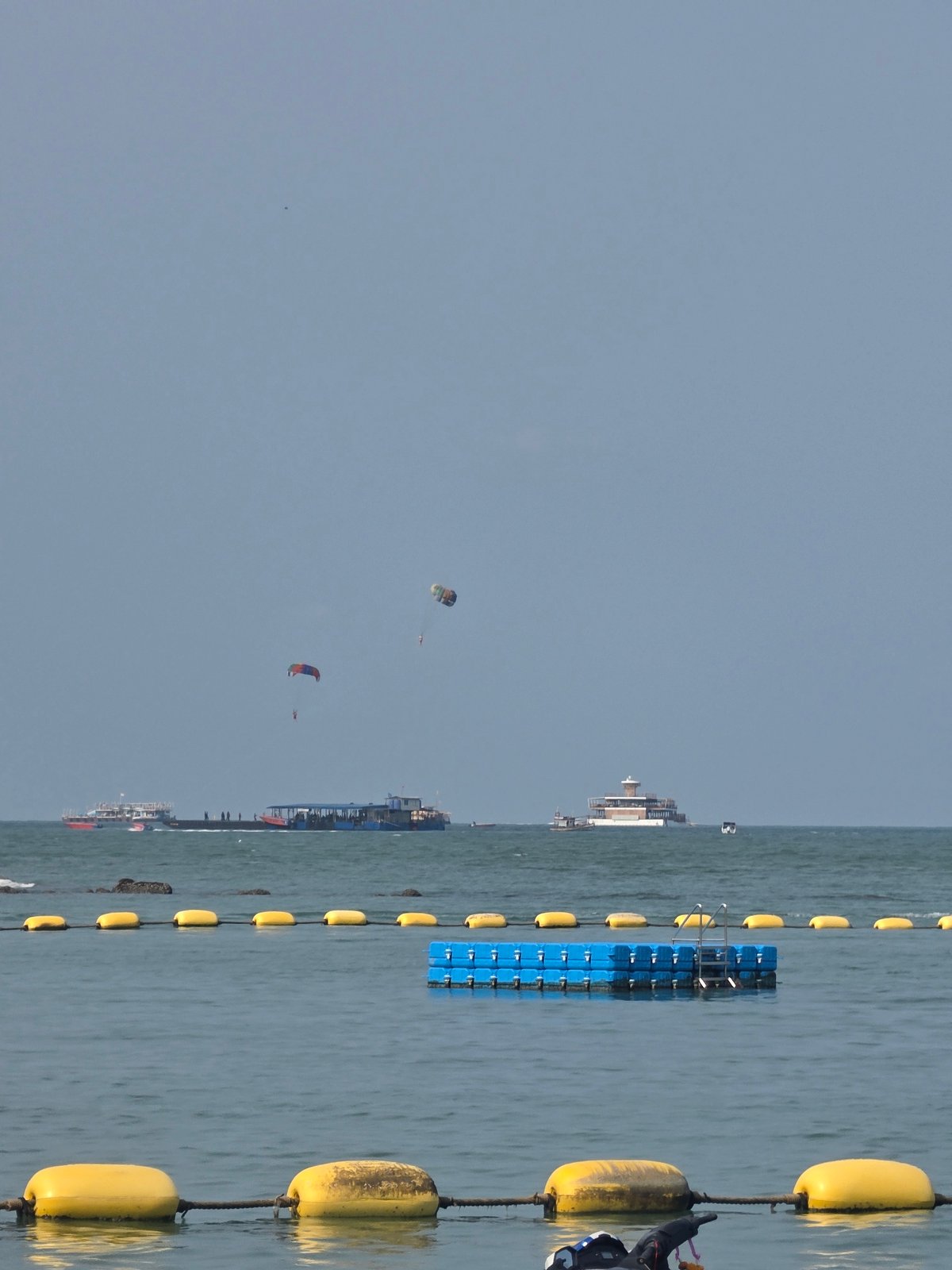 Witnesses document Pattaya beachfront scenes with boats and umbrellas
