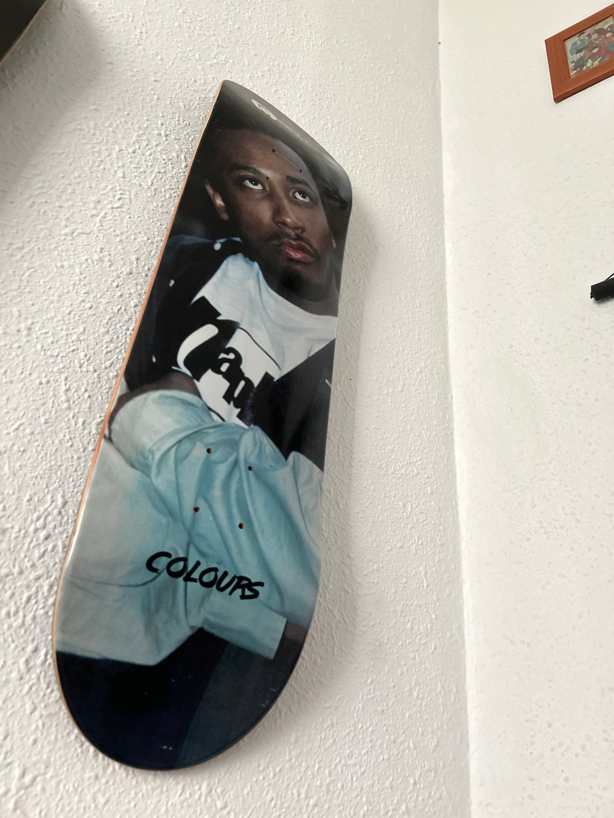Art decks, collectibles, and everyday items in a Barcelona space