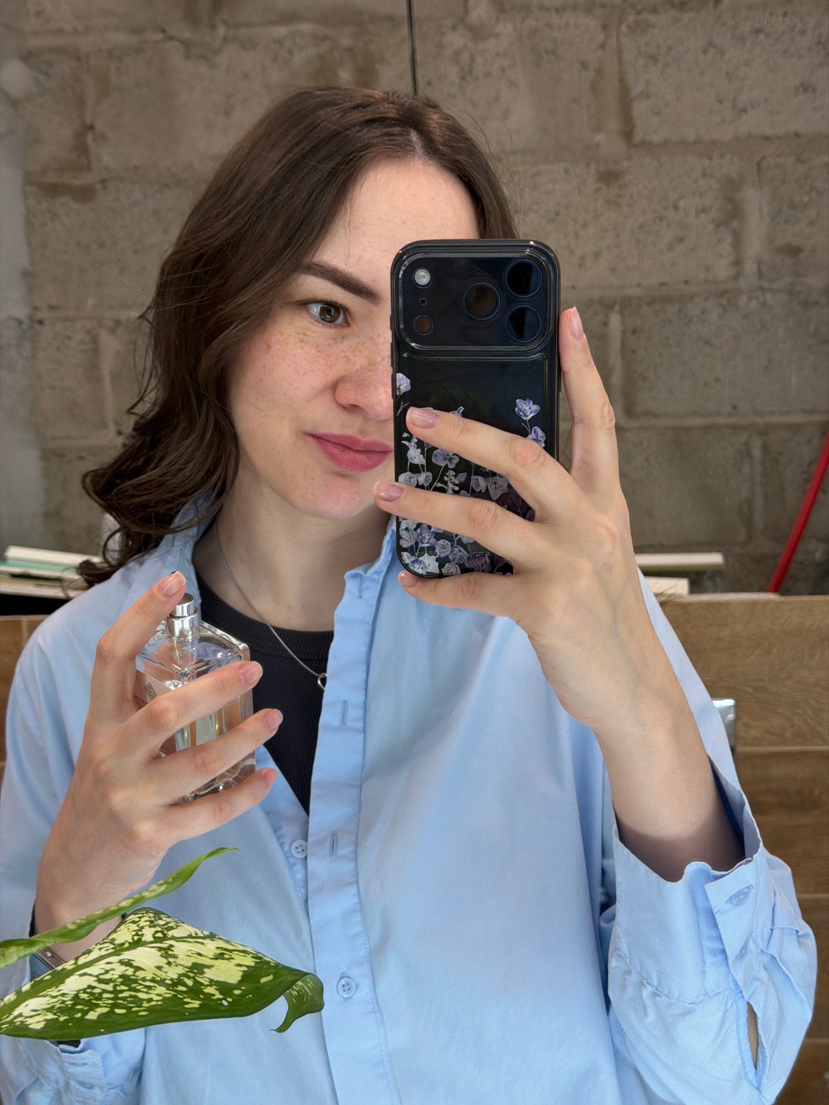 Woman takes bathroom selfies in early morning Chaikovsky session