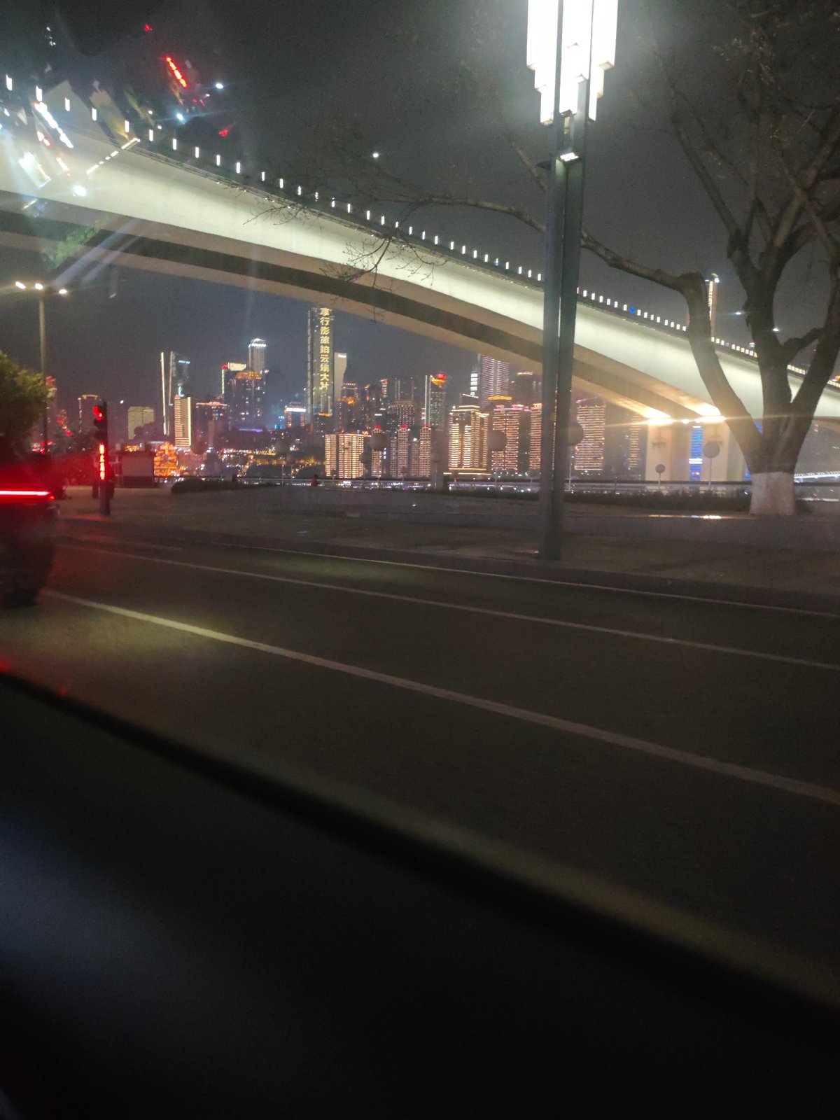 Night driving scenes captured in Chongqing's urban districts