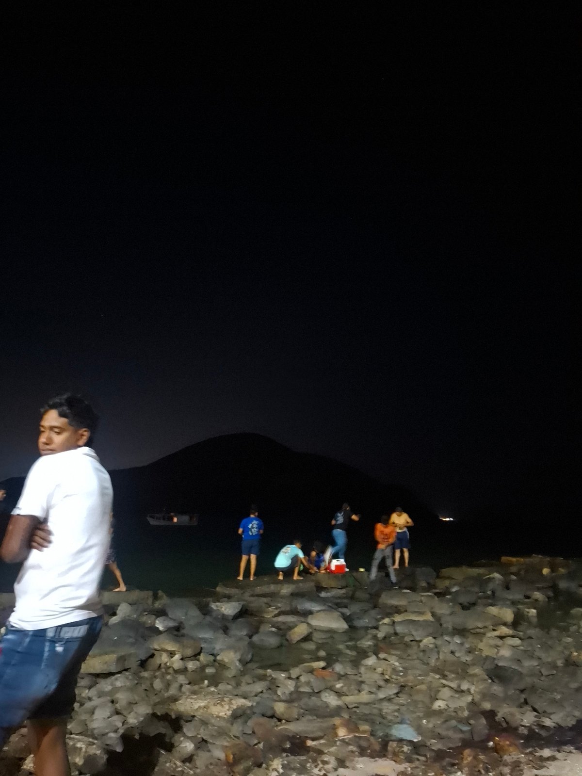 Nighttime gathering at Pedro González shoreline draws multiple residents