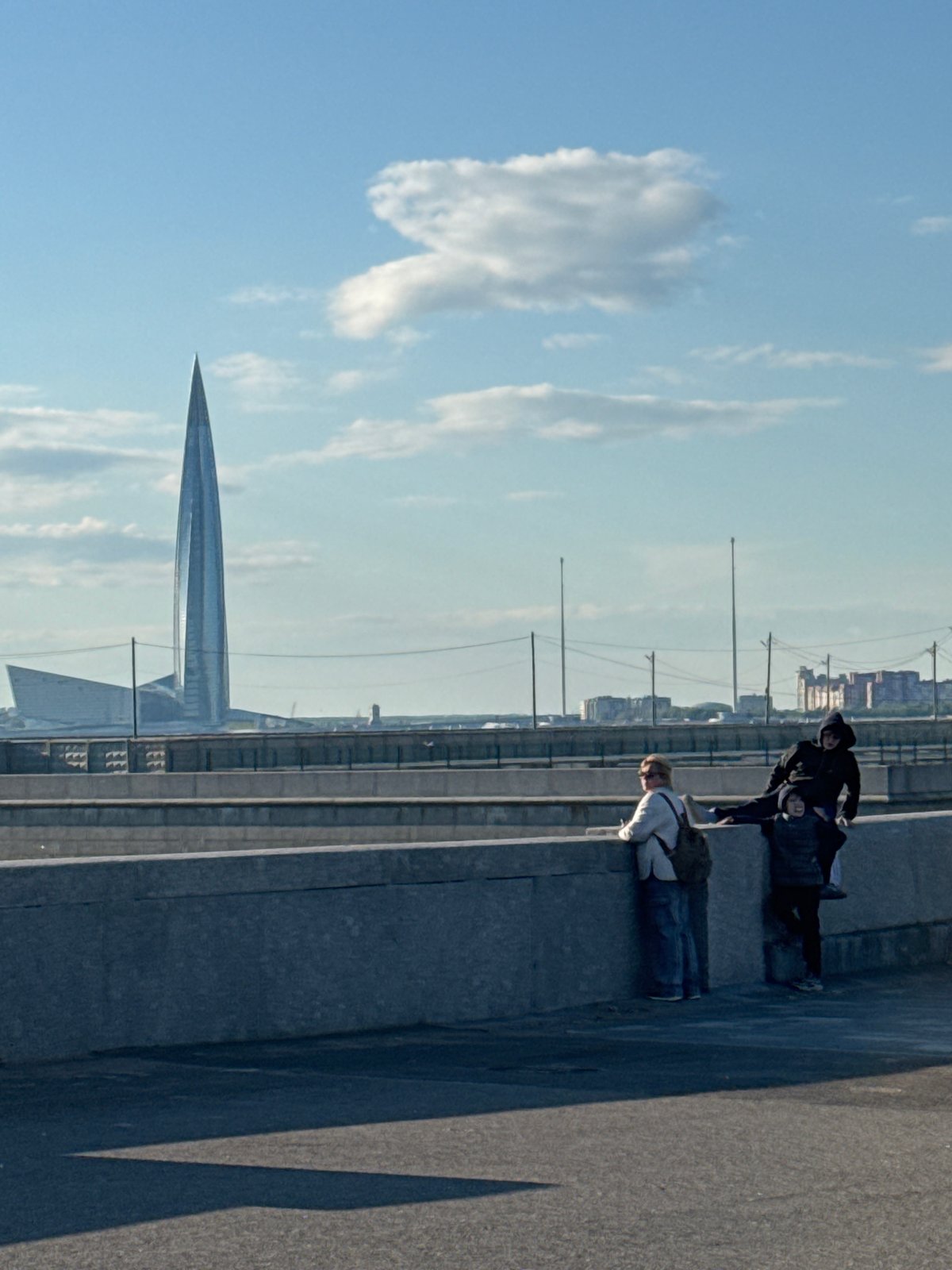 Families enjoy sunny afternoon at Saint Petersburg water fountains