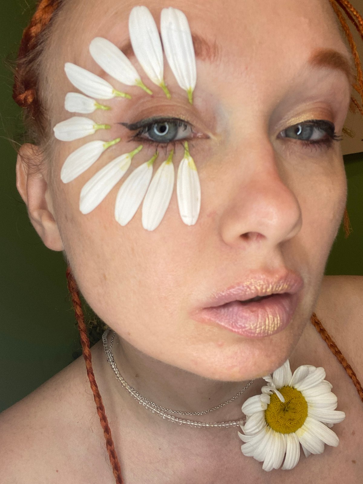 Dreamy water-and-daisy portrait series shot in Sochi