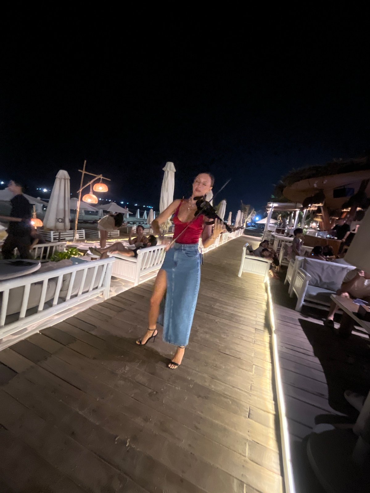 Nighttime dining and street entertainment captured across Đà Nẵng