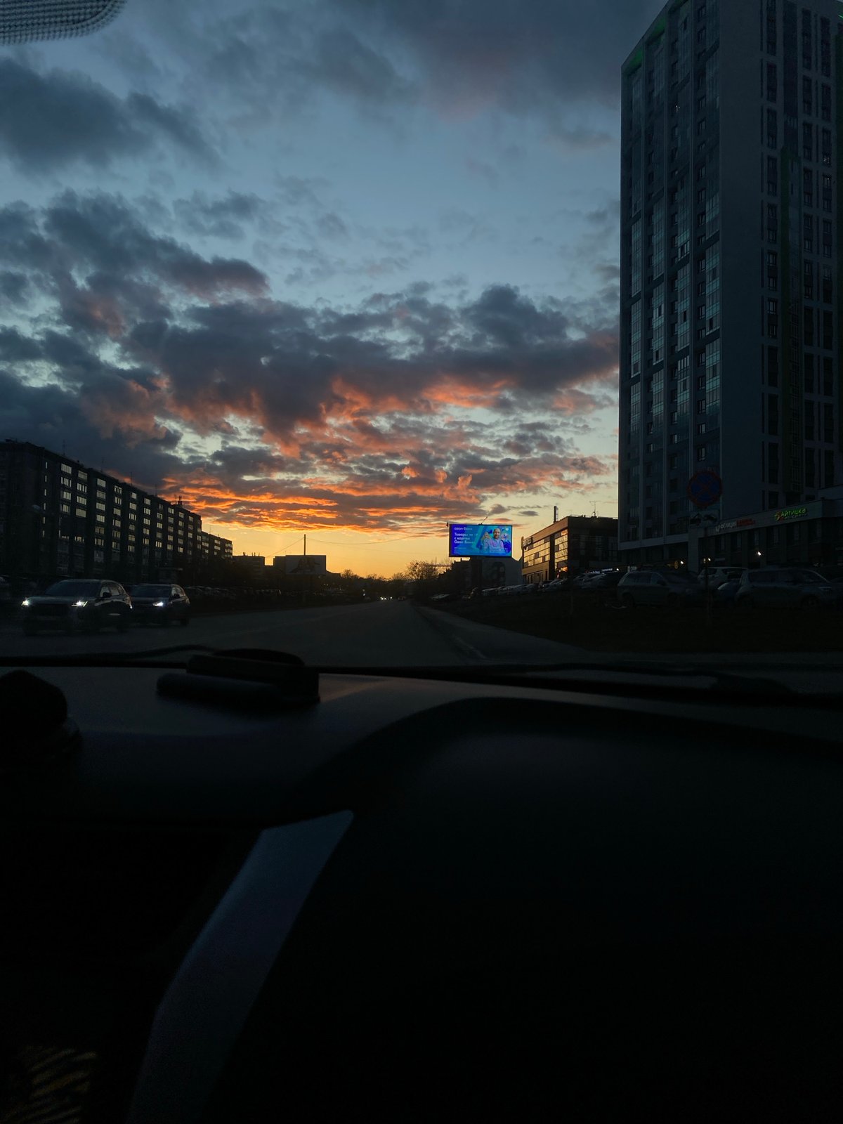 Evening commute documented through vehicle windows in Yekaterinburg