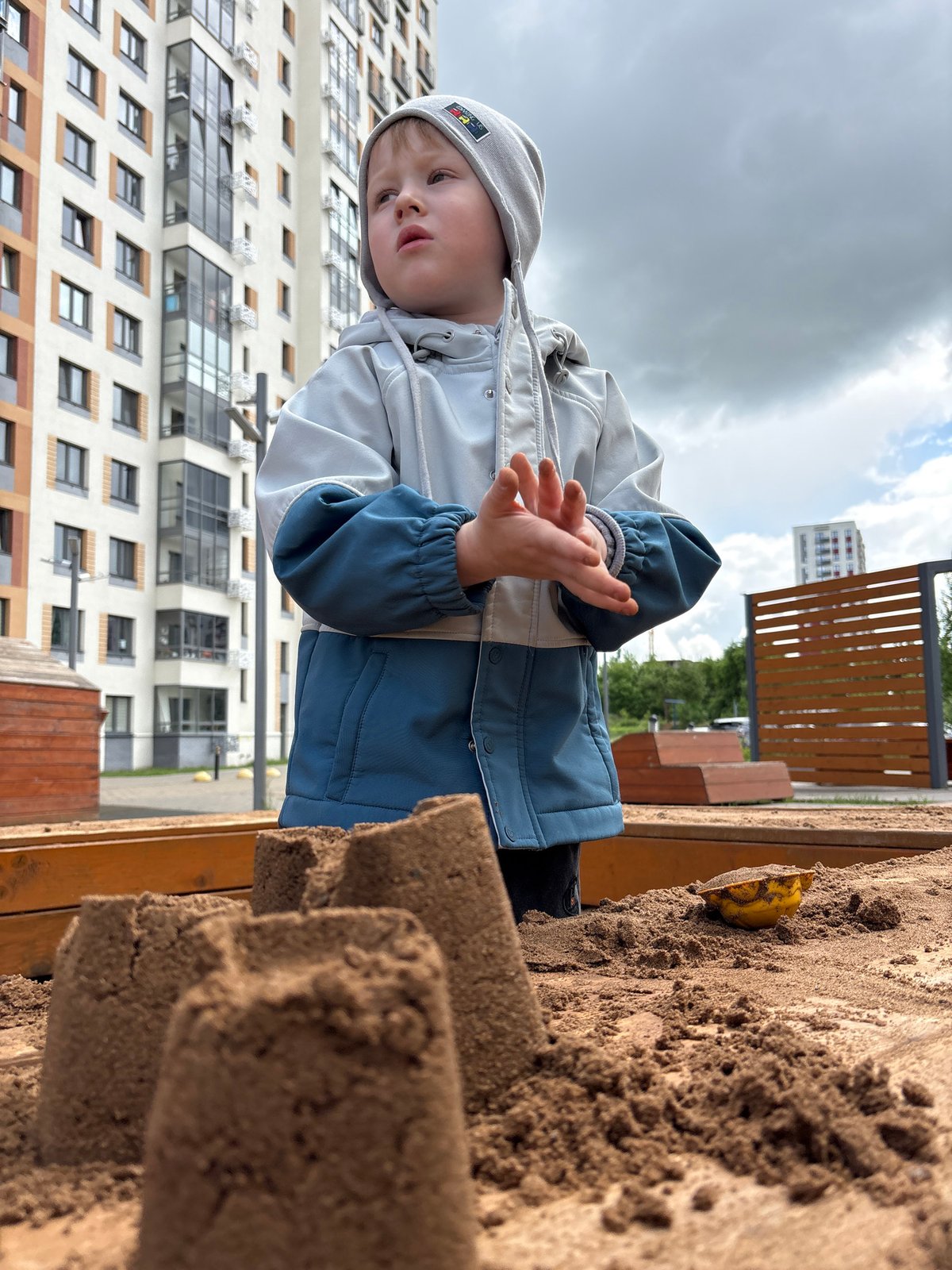 Morning moments captured in Izhevsk: child playing, woman selfie