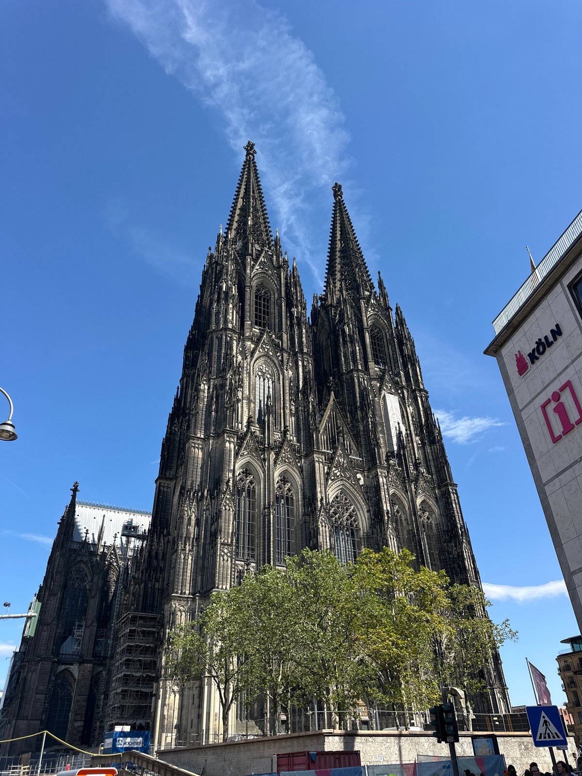Street-level moments around Cologne Cathedral on a summer afternoon